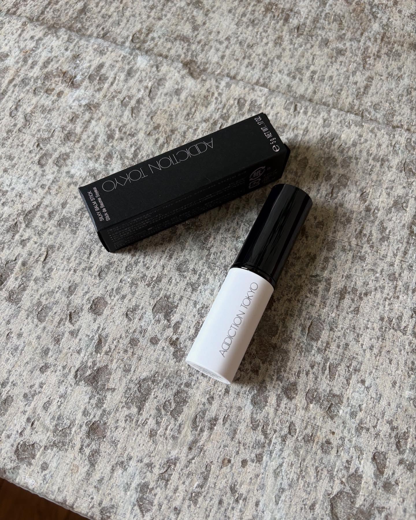 #PR #アディクション

アディクション　シルキーバームスティック  毛穴レスな肌へ導くシルキーバームプライマーからスティックタイプが新登場 
毛穴や凹凸をふんわりとカバー、シルキータッチで上から塗布するファンデーションが崩れにくい特徴が