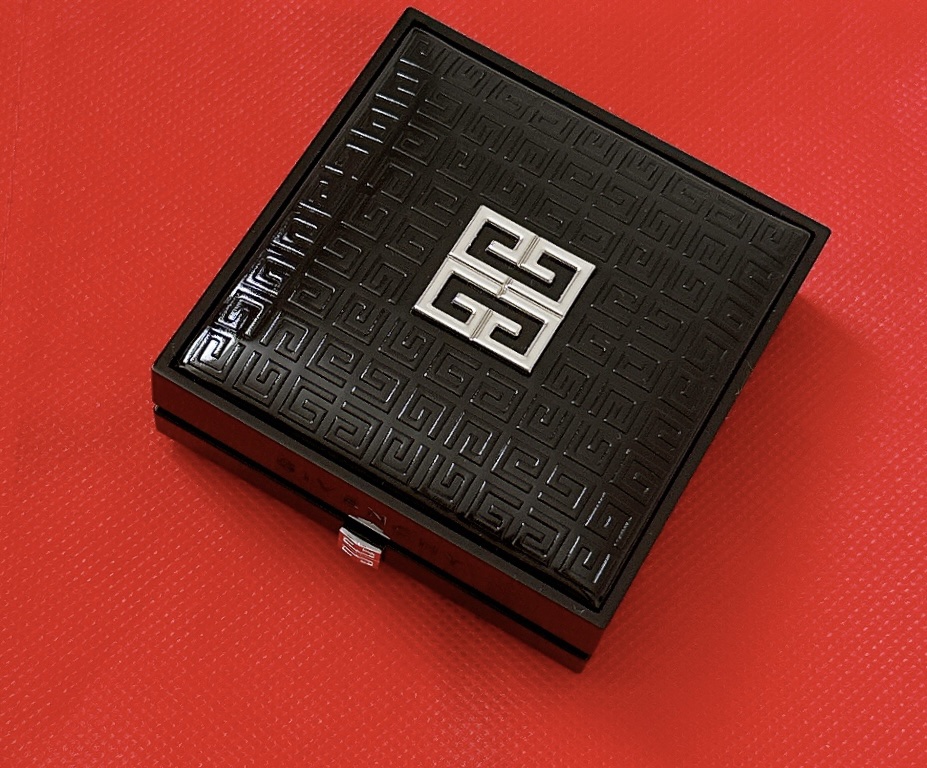 プリズム・リーブル・スキンケアリング・グロウ・クッション 1-W105	/GIVENCHY/クッションファンデーションを使ったクチコミ（1枚目）