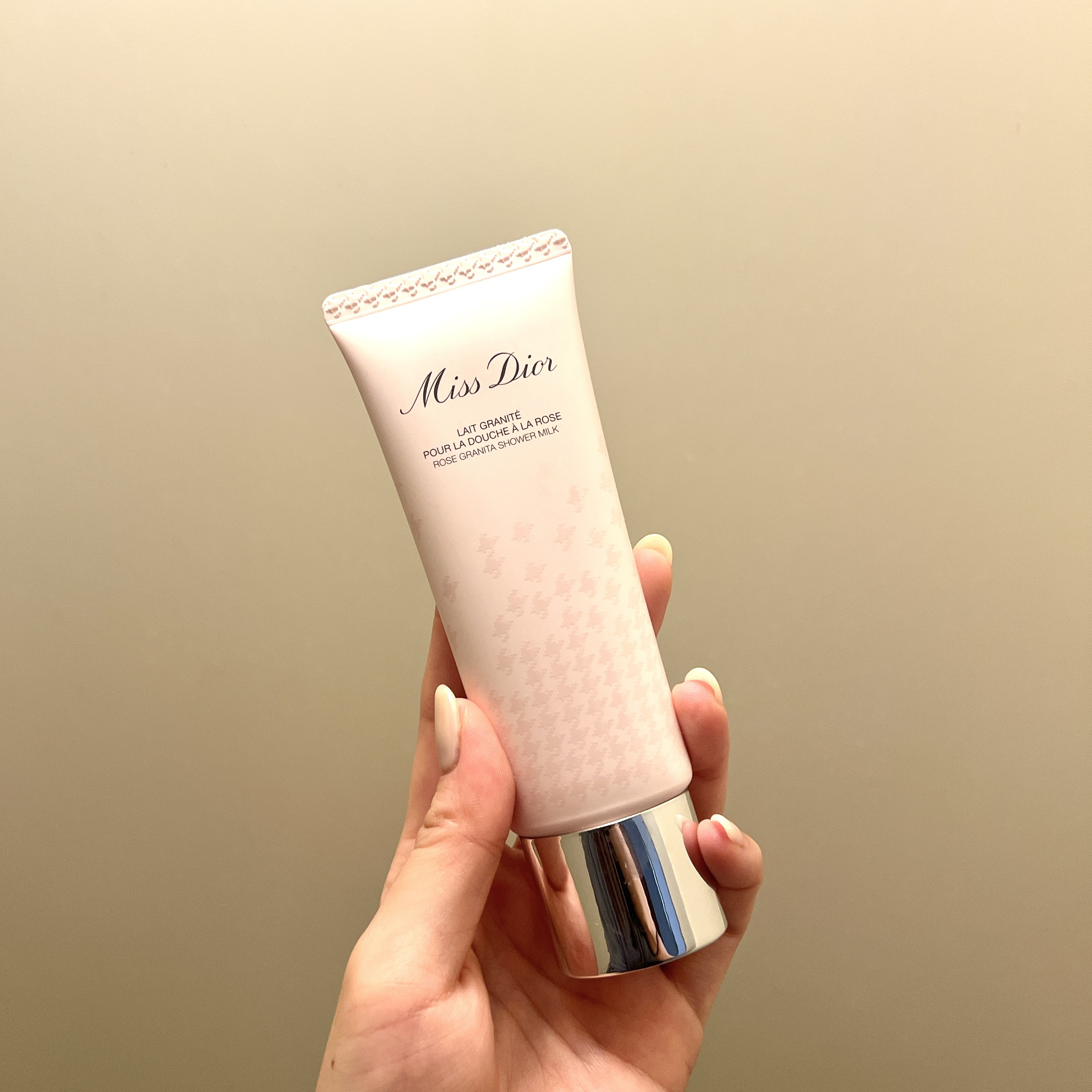 ミス ディオール ローズ シャワー ミルク スクラブ/Dior/ボディグッズを使ったクチコミ（1枚目）