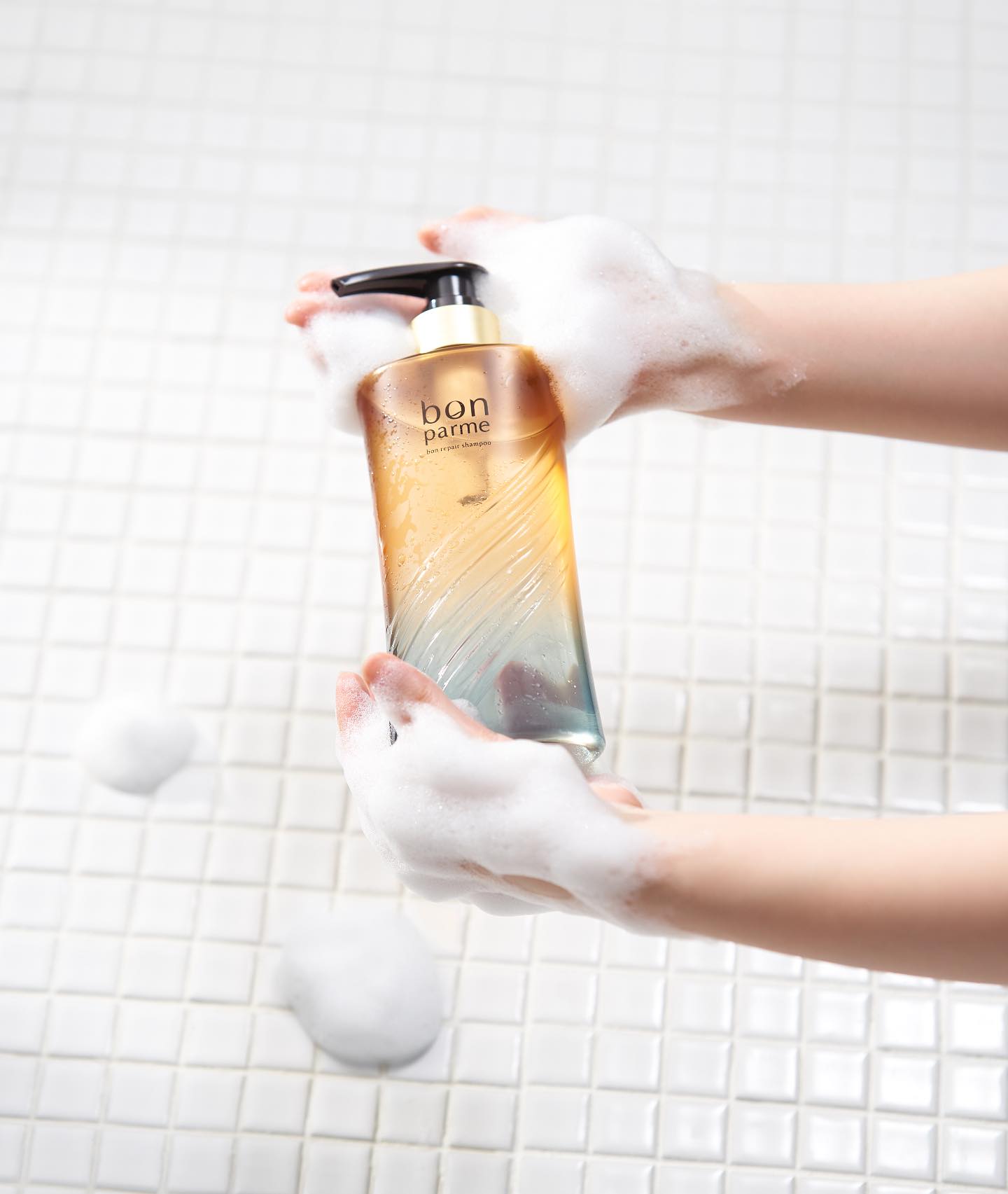 ポンパルム　リペアシリーズの香りについて🫧

アプリコットとムスクを基調にした上品で落ち着きのある香り。リゾート地のスパをイメージし、みずみずしさと柔らかさを兼ね備えた香りです。

バスタイムで深い安らぎを感じられる、大人の贅沢な香りをお