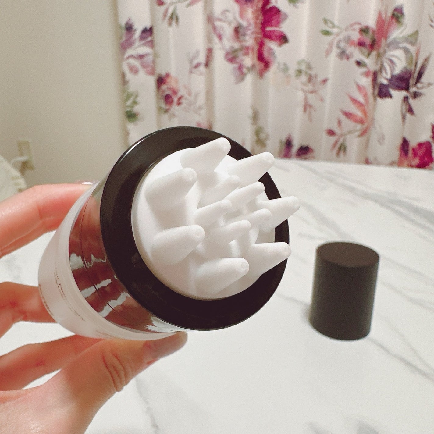 i.am.naochan on LIPS 「フタを開けるとブラシのような尖ったタイプが❣頭皮全体を叩くよう..」(2枚目)