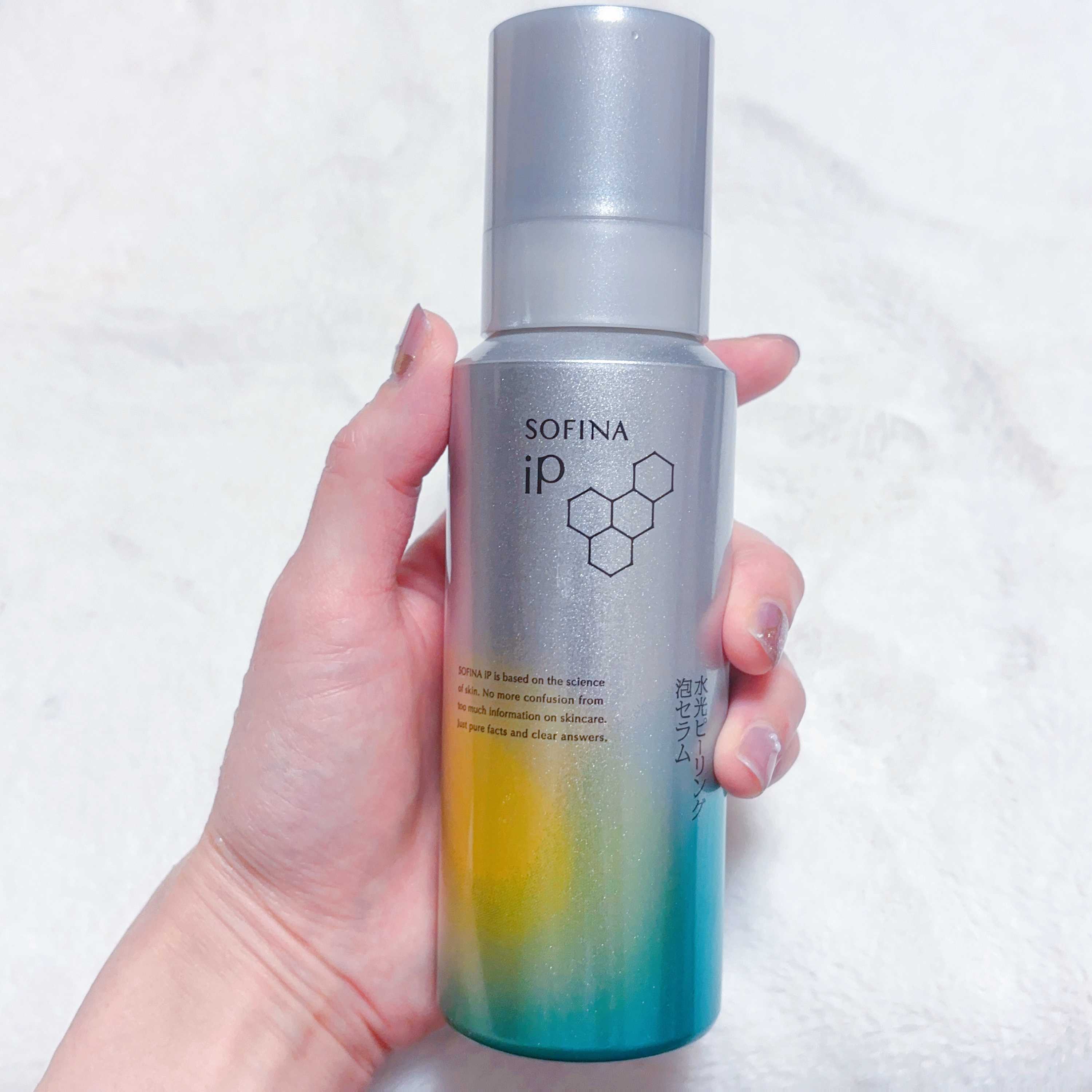 ソフィーナip
水光ピーリング美容液
炭酸泡で古い角質をふきとって水光肌に✨
敏感肌の私にはピーリングはちょっと…
だったんですが、泡で優しく10秒マッサージして拭き取るだけ！
アルコールや界面活性剤など配合されてないので、敏感肌の私でもピ