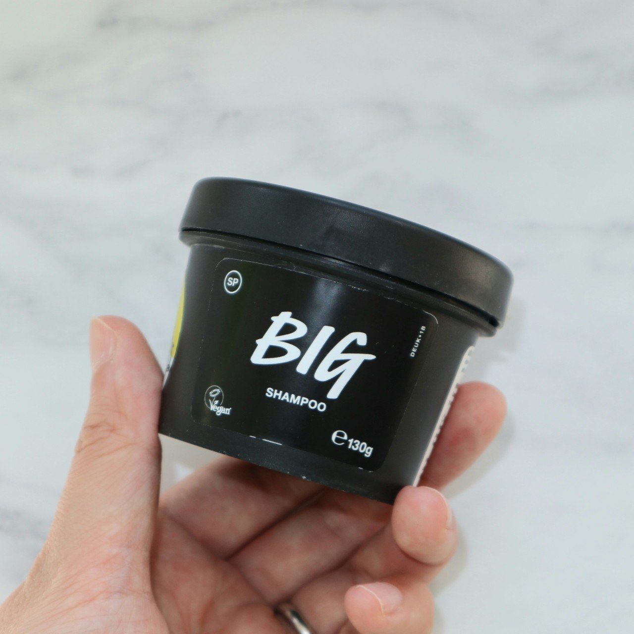 ラッシュ ビッグのクチコミ「お気に入りのLUSHのシャンプー！

大粒のシーソルトがたっぷり。手に取るとかなりじゃりじゃり.....」（1枚目）