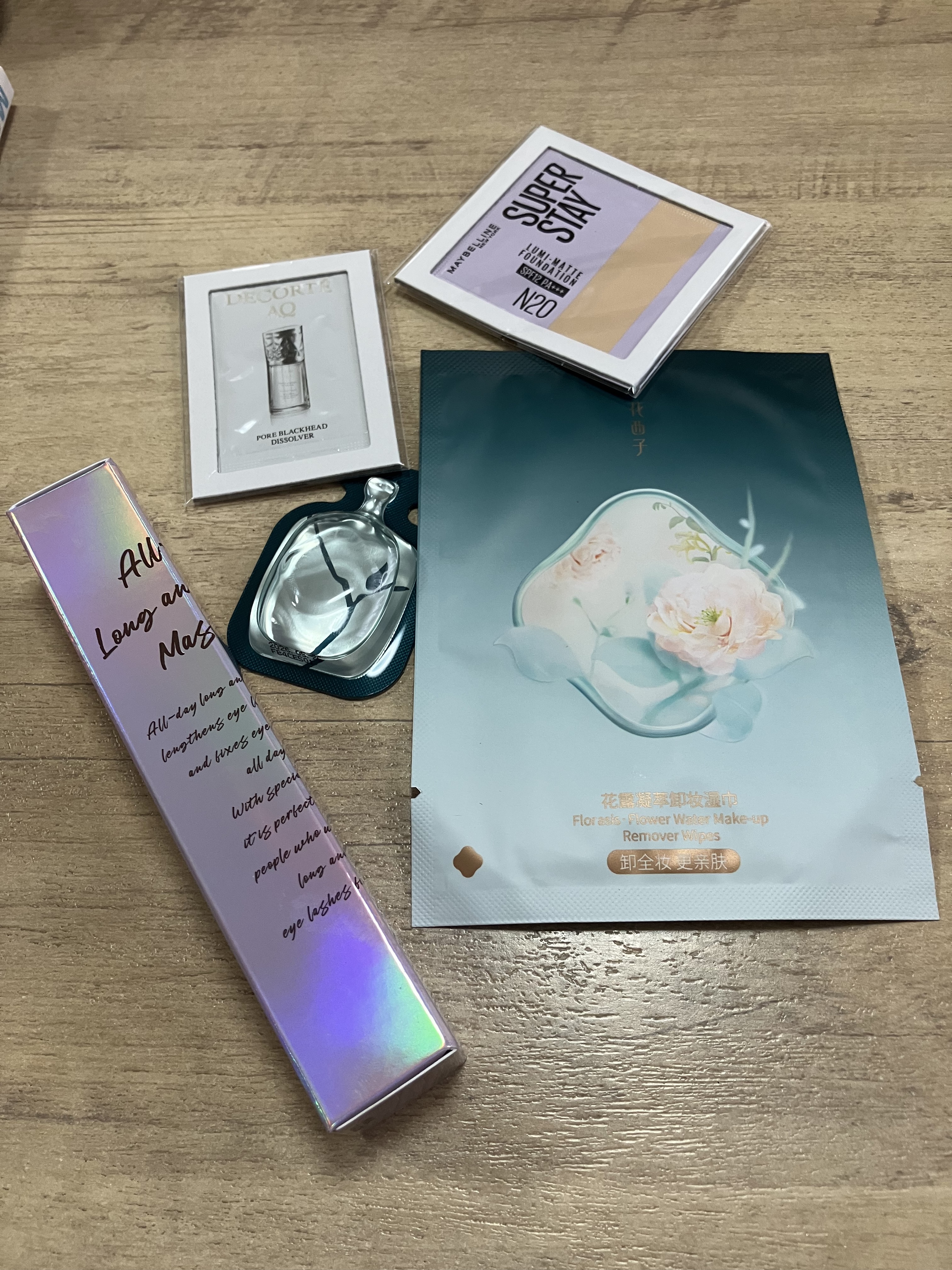 花西子 花露 クレンジングシートのクチコミ「
付録のミルクタッチのランダムでついてくる
マスカラはブラウン
マスカラ付で950円は🉐

M.....」（2枚目）