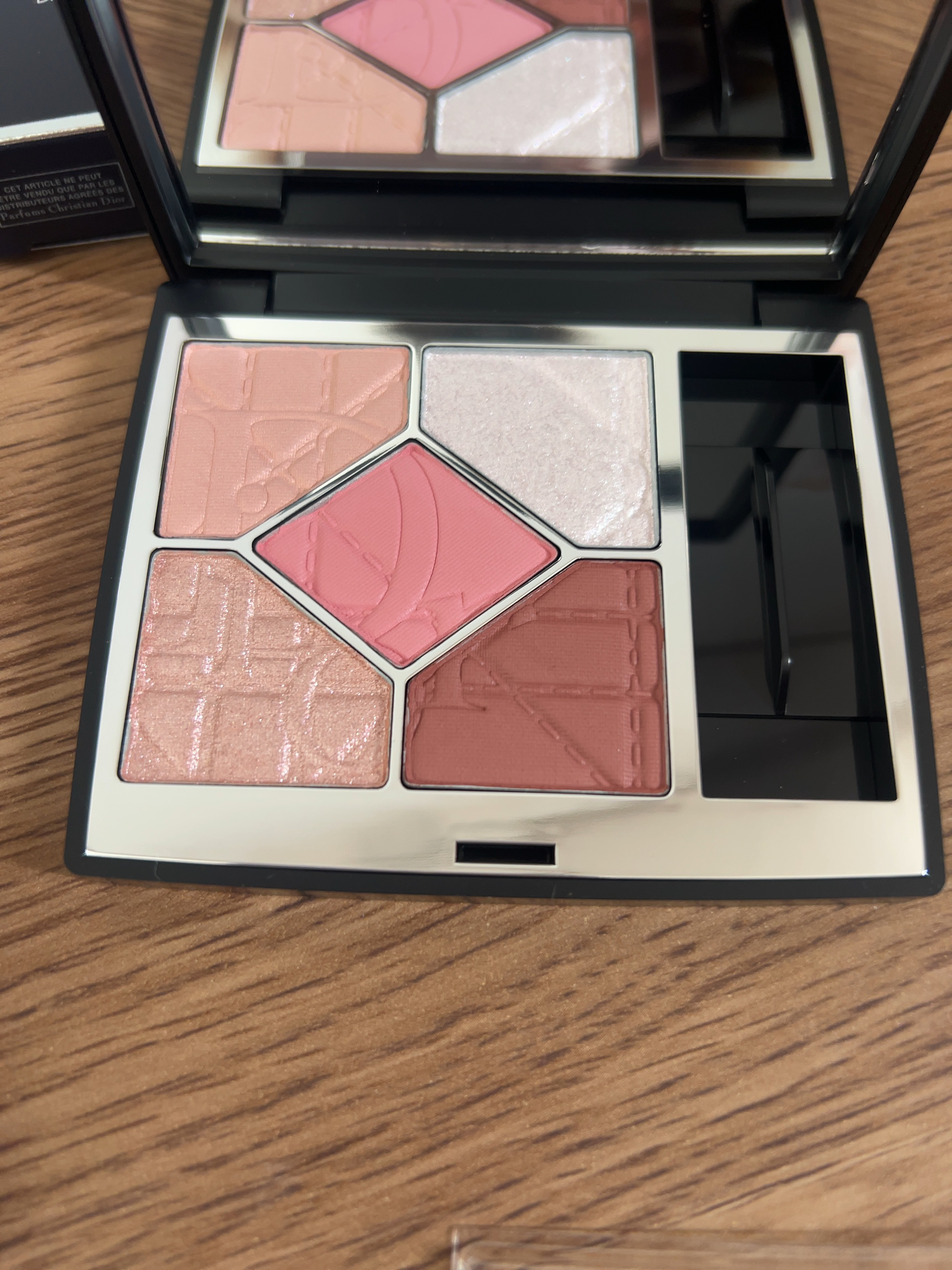 ディーオルショウ　サンク　クルール ディオールの新作アイシャドウ「ディオールショウ サンク クルール」全