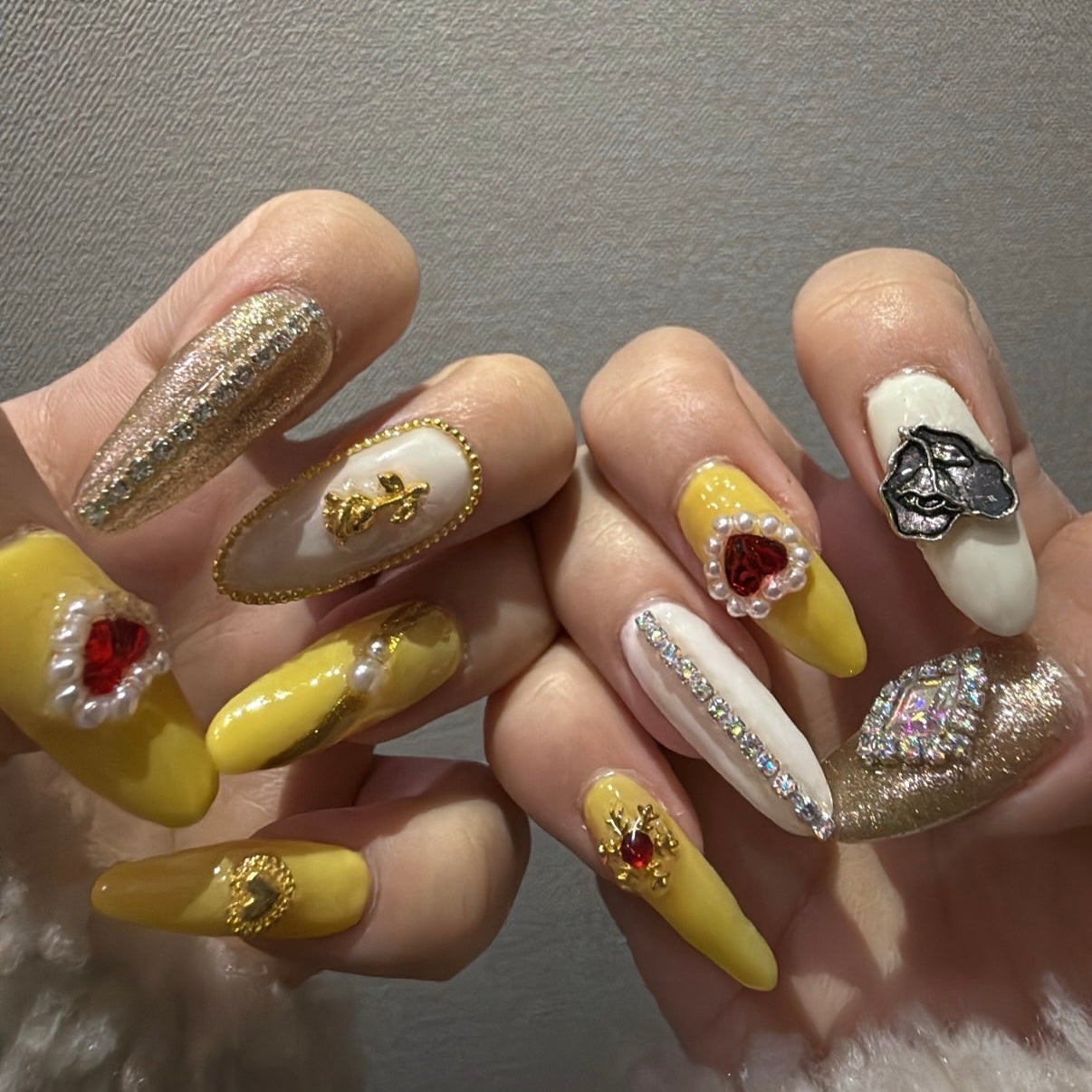 みゆ on LIPS 「美女と野獣風ネイル💅この日はランドとシー、どっちも行きました🐭..」(1枚目)