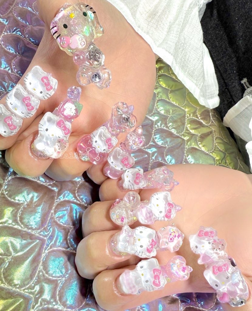 なつき【大阪】16タイプ・パーソナルカラーアナリスト®︎ on LIPS 「今月はキティちゃんネイル(^>̫<)👍🏻右手の親指に大きいパー..」(1枚目)