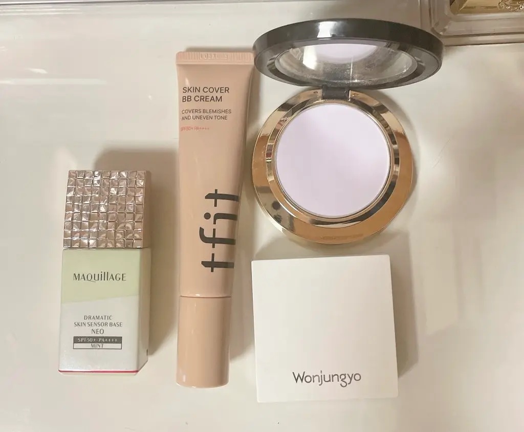 今日使用した #ベースメイク

最近ムシムシと暑く、皮脂テカリが酷くテカテカになる肌でしたが
今日のベースメイクの組み合わせ優秀でした👏
特に #MAQuillAGE  の下地と #TFIT のBBの組み合わせが私の中では最強‼️
梅雨、