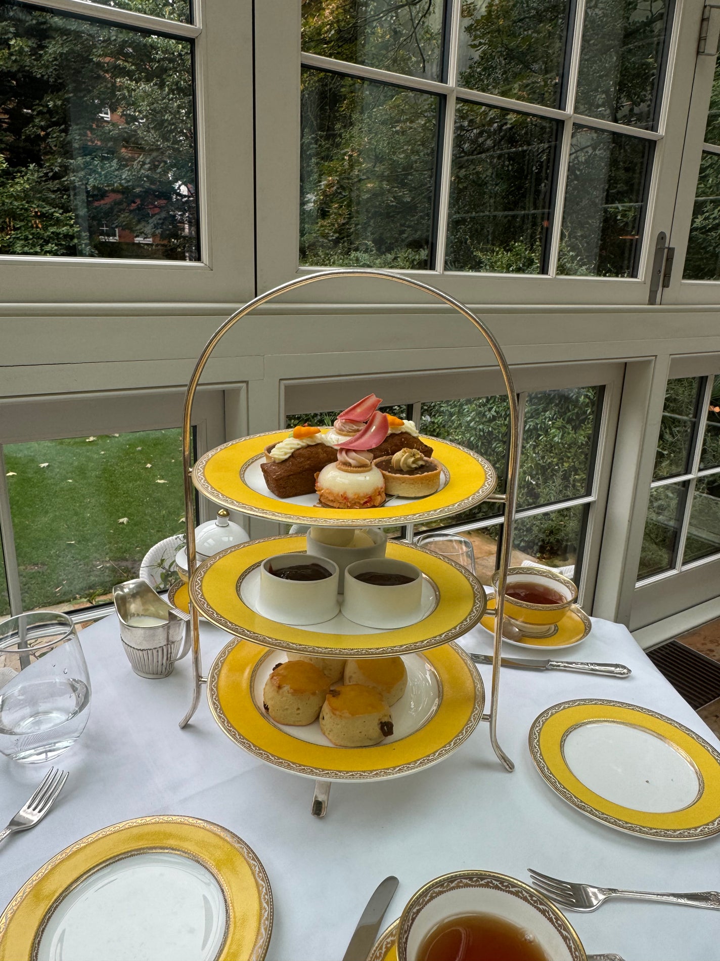 honoka on LIPS 「私は2024年の9月に新婚旅行でフランスとイギリスへ行きました..」(3枚目)