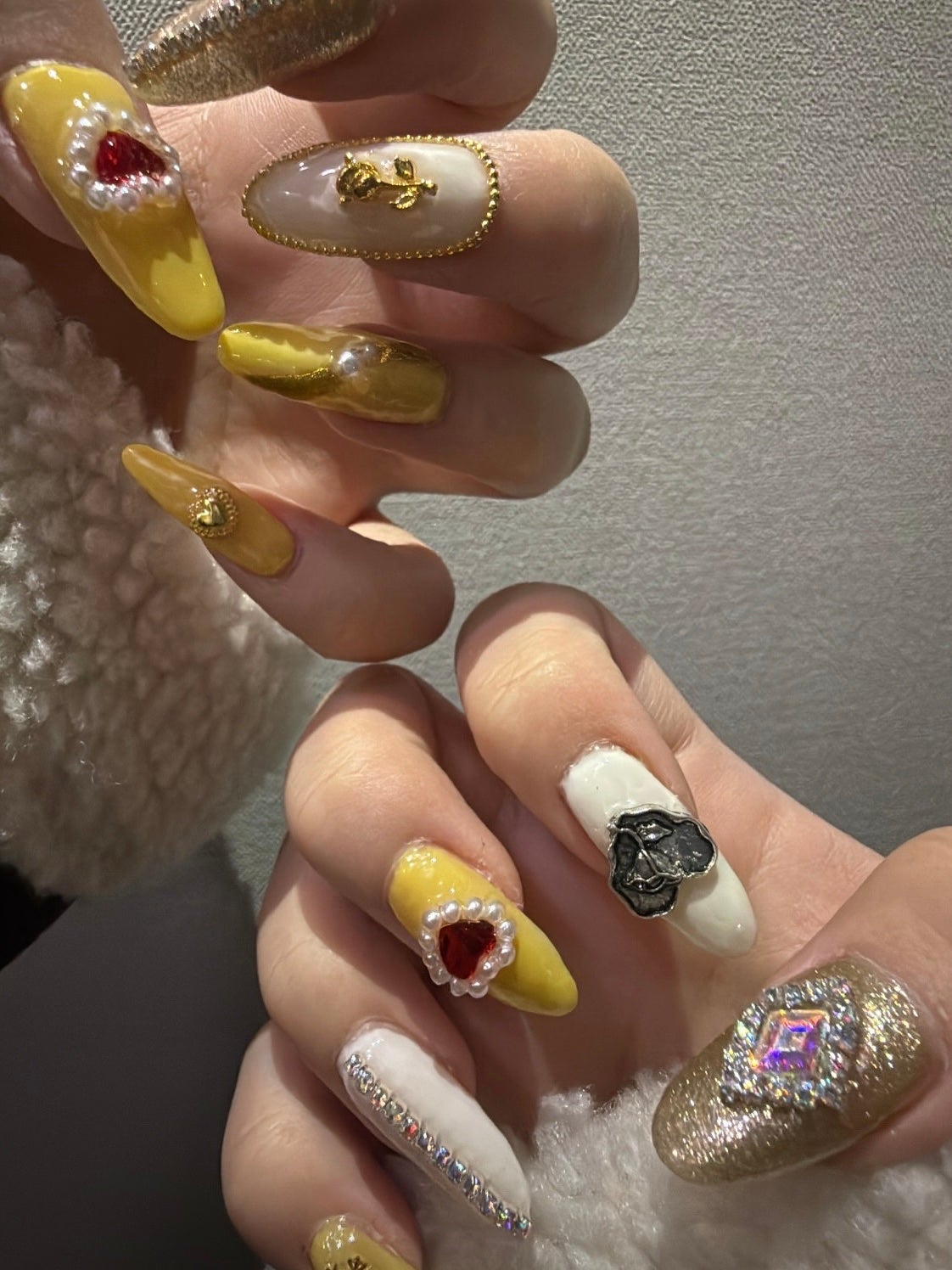 みゆ on LIPS 「美女と野獣風ネイル💅この日はランドとシー、どっちも行きました🐭..」(2枚目)