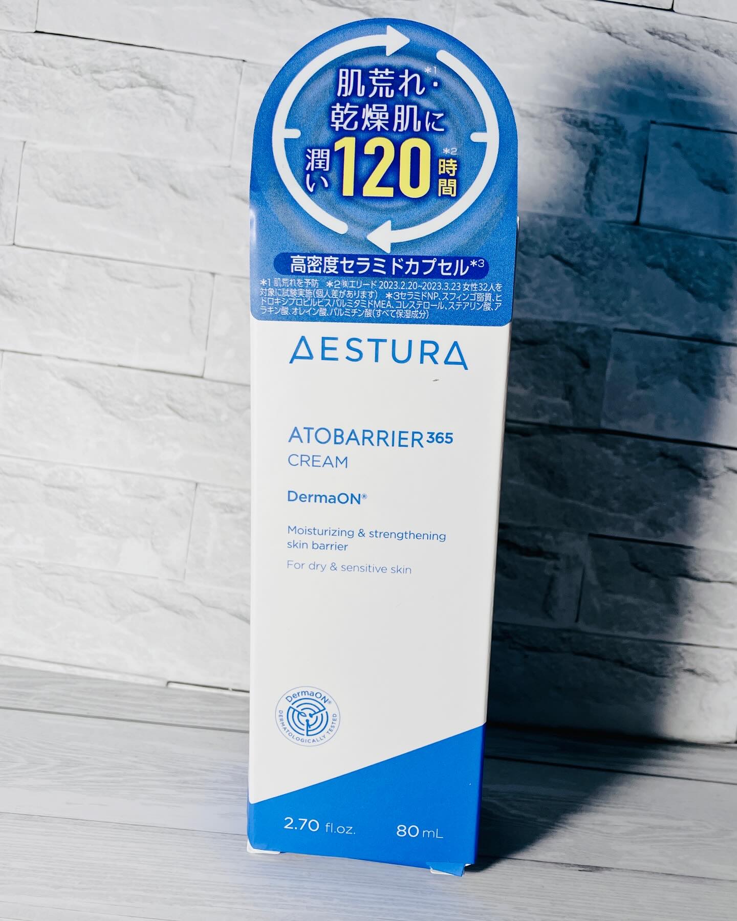 アトバリア365 クリーム使ってみました🙌

シンプルなパッケージのチューブタイプで使い始めは開封しなくてはいけません。

固めのクリームのように見えましたが、伸ばすとなめらかで柔らかいテクスチャーでした。

思ったよりもこってりしたクリ