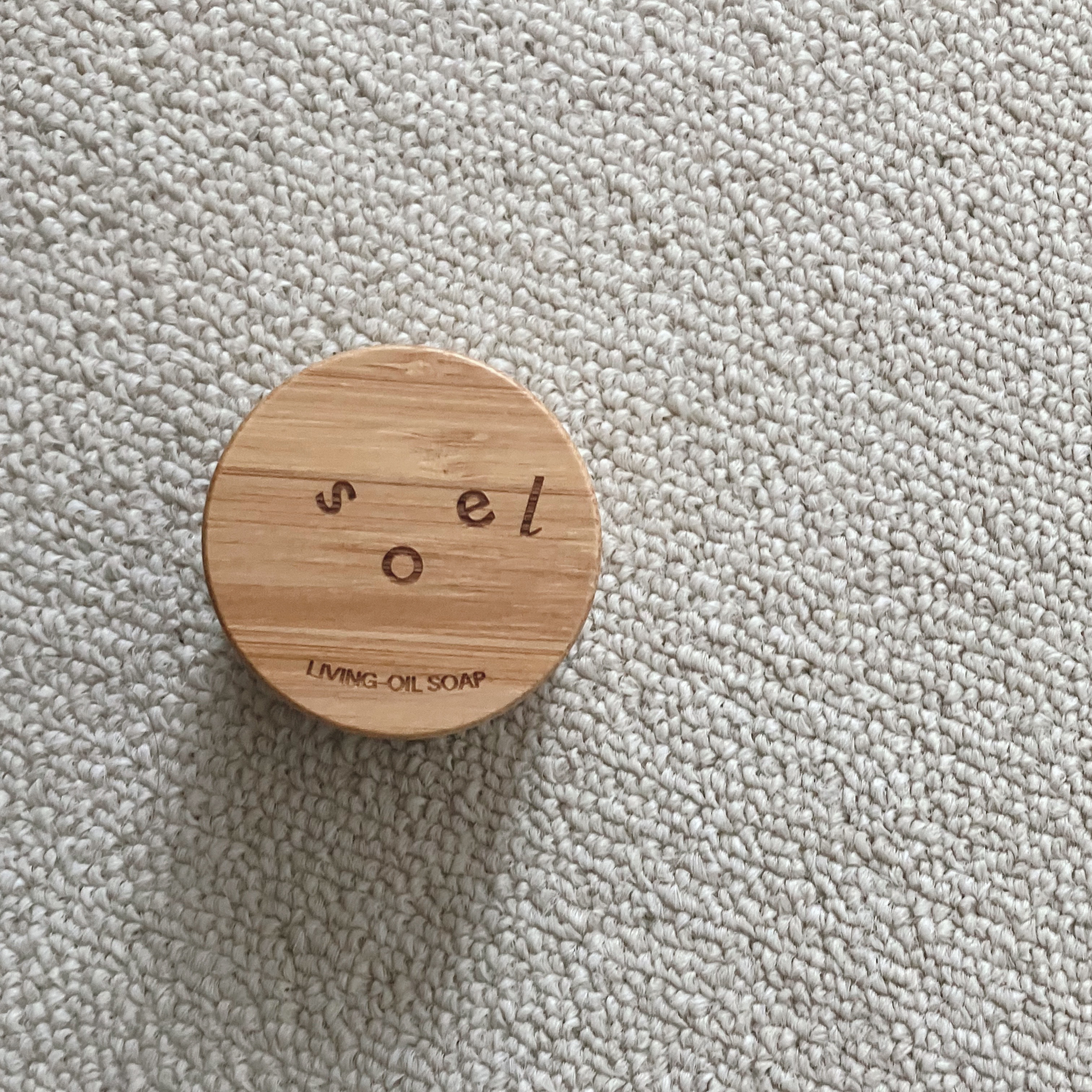 soel LIVING-OIL SOAP 生せっけん(洗顔・ボディソープ)のクチコミ「
おしゃれなsoelの生石鹸🫧

アロマの香りで、
生石鹸だから伸びたりシュワシュワする
感じ.....」（1枚目）