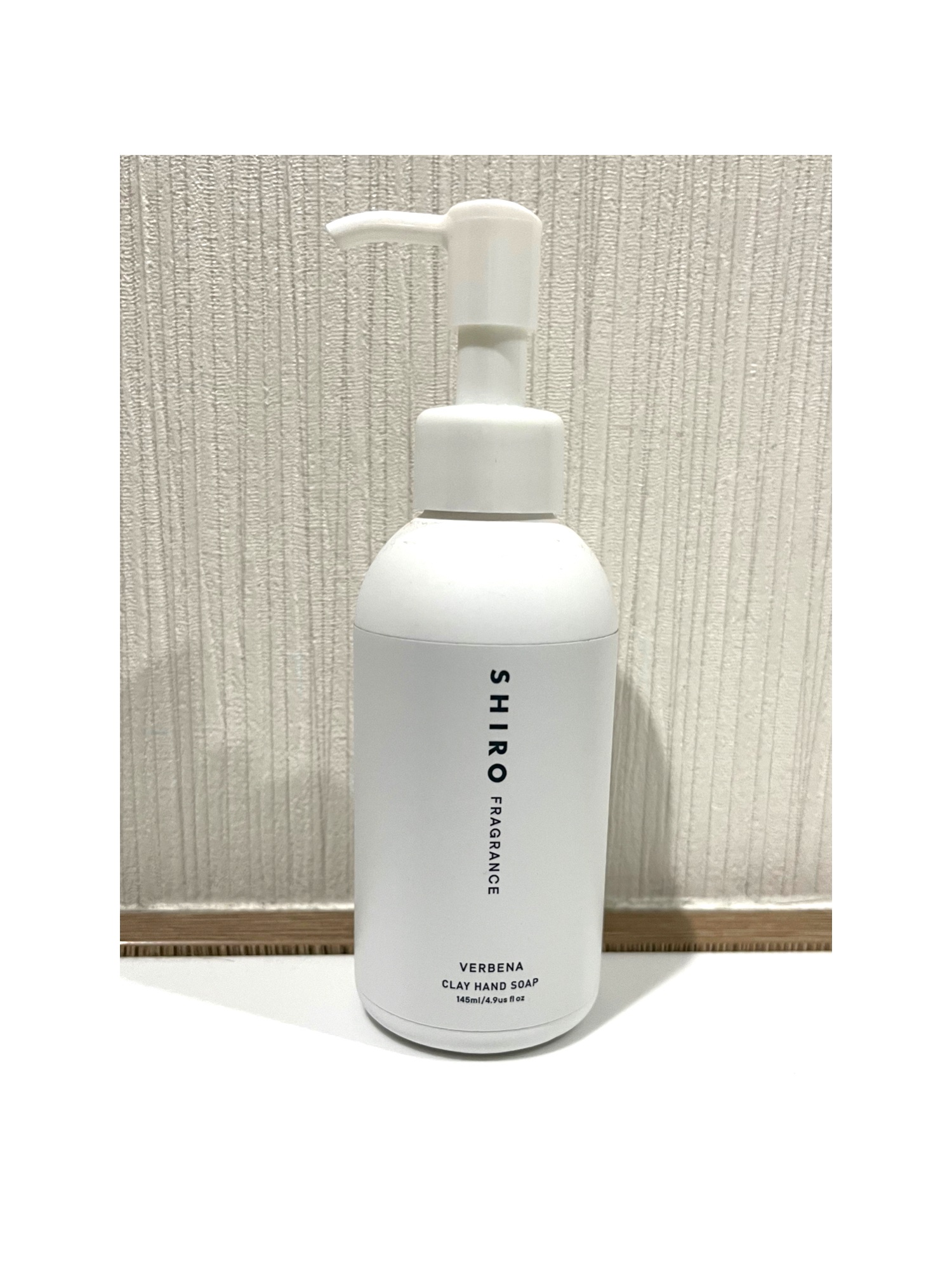 SHIRO
ヴァーベナ クレイハンドソープ
────────────

透明の、スクラブ入りの
ハンドソープです

けっこう香りはしますが、
洗い流した後は特に香らず、
気にせず使えます

使い終わった後、なんだか
ひんやり感じるような、、