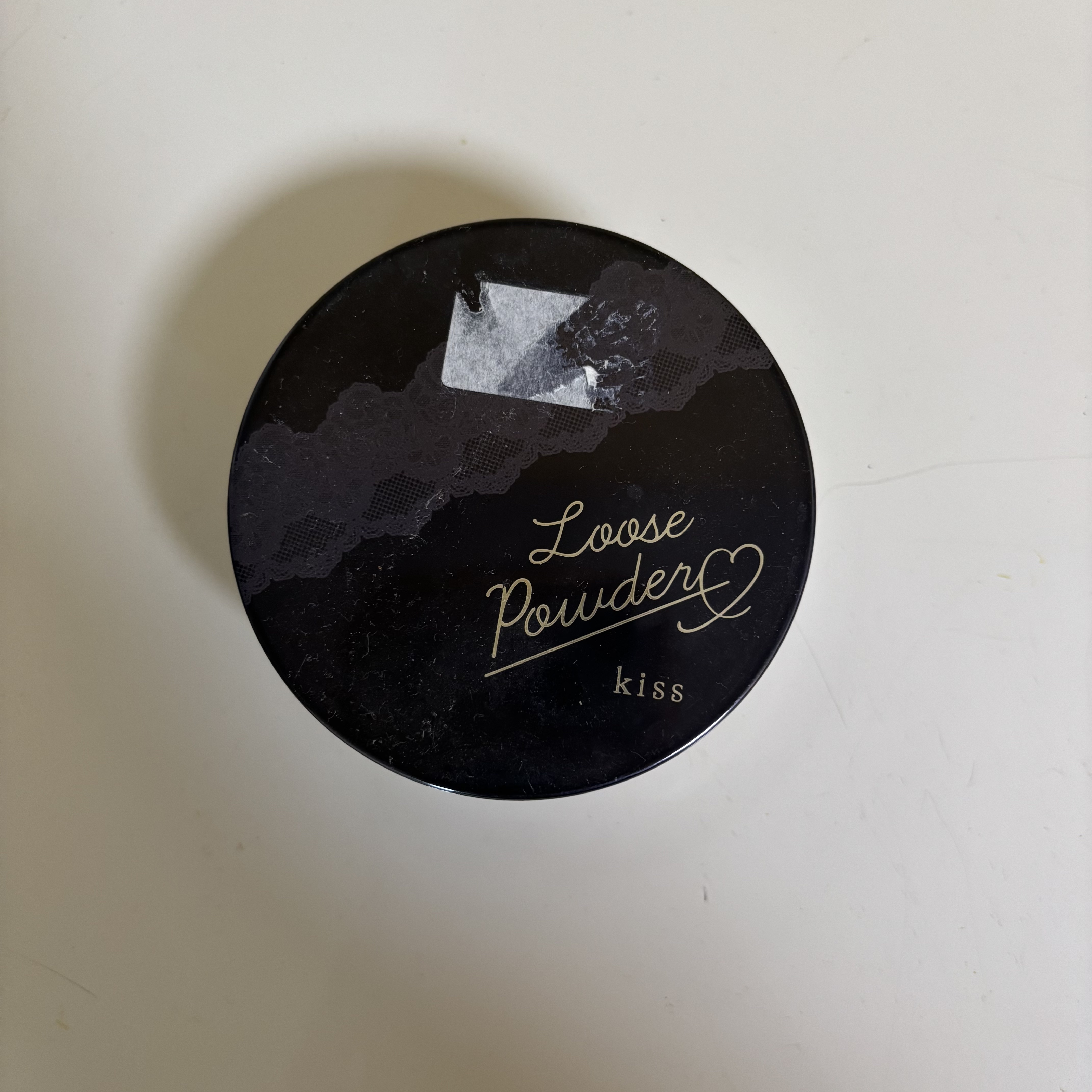 KiSS ルースパウダー ナチュラルのクチコミ「塗ると肌がキレイに見え、サラサラになります。
仕上がり、持ちが良いです。
常に粉が出てきてしま.....」（1枚目）