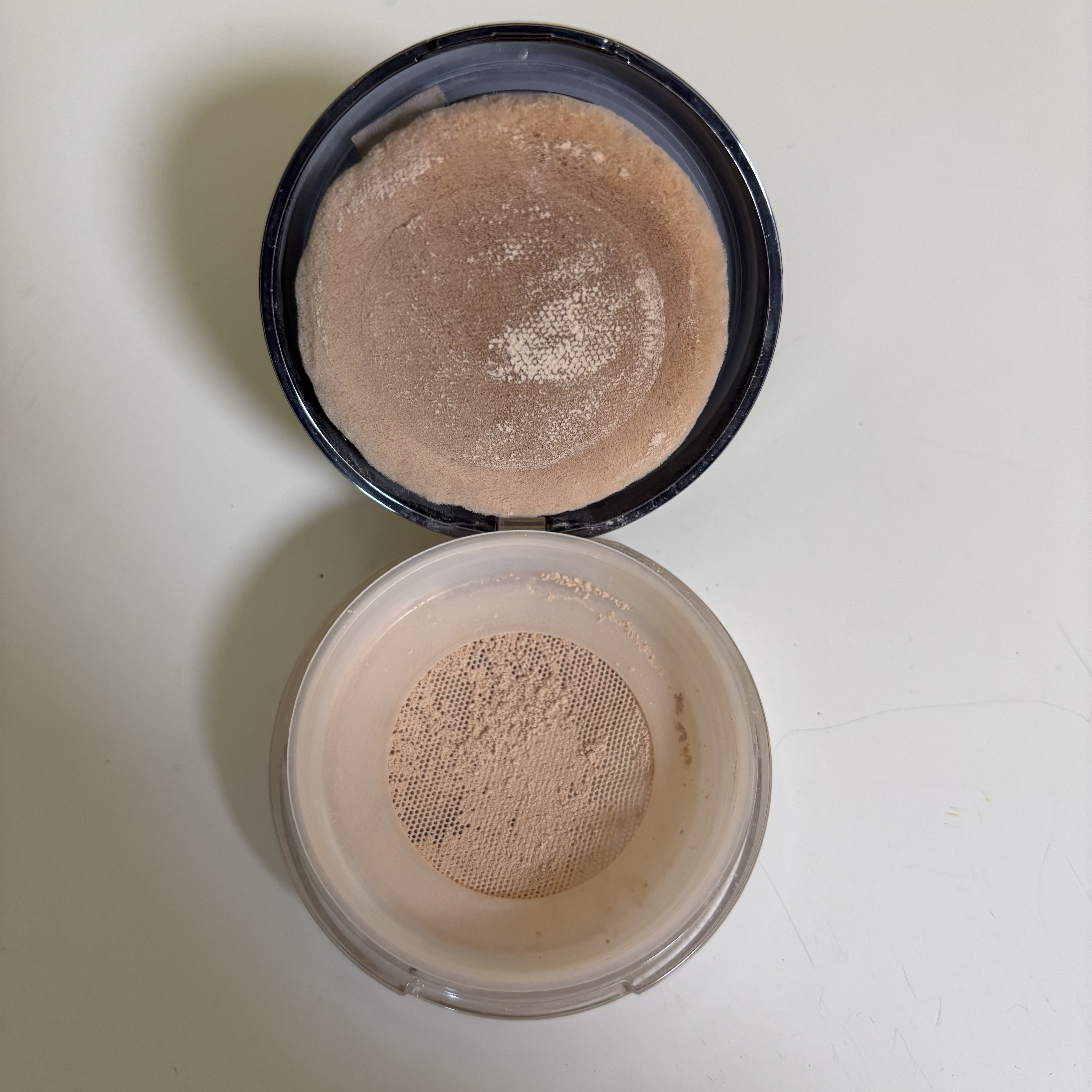 KiSS ルースパウダー ナチュラルのクチコミ「塗ると肌がキレイに見え、サラサラになります。
仕上がり、持ちが良いです。
常に粉が出てきてしま.....」（3枚目）