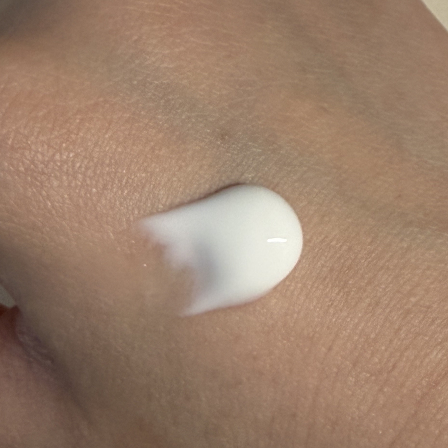 ニベア ニベアUV 薬用エッセンスのクチコミ「ニベアUV 薬用エッセンス　SPF35 PA+++

おそらく去年買っていて、今年引っ張り出し.....」（2枚目）