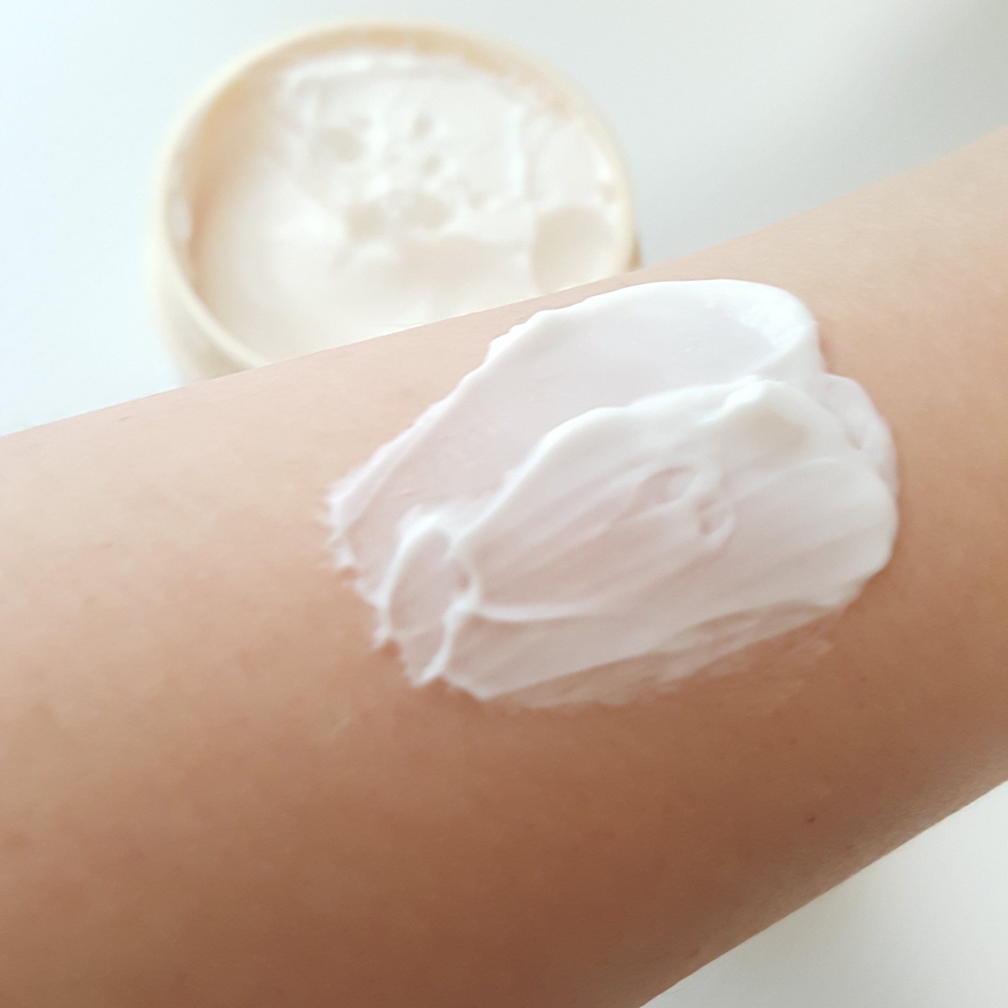 ジョンソンボディケア エクストラケア 高保湿クリームのクチコミ「ジョンソン&ジョンソン
エクストラケア　高保湿クリーム

ジャータイプで使いやすいです。
顔に.....」（2枚目）