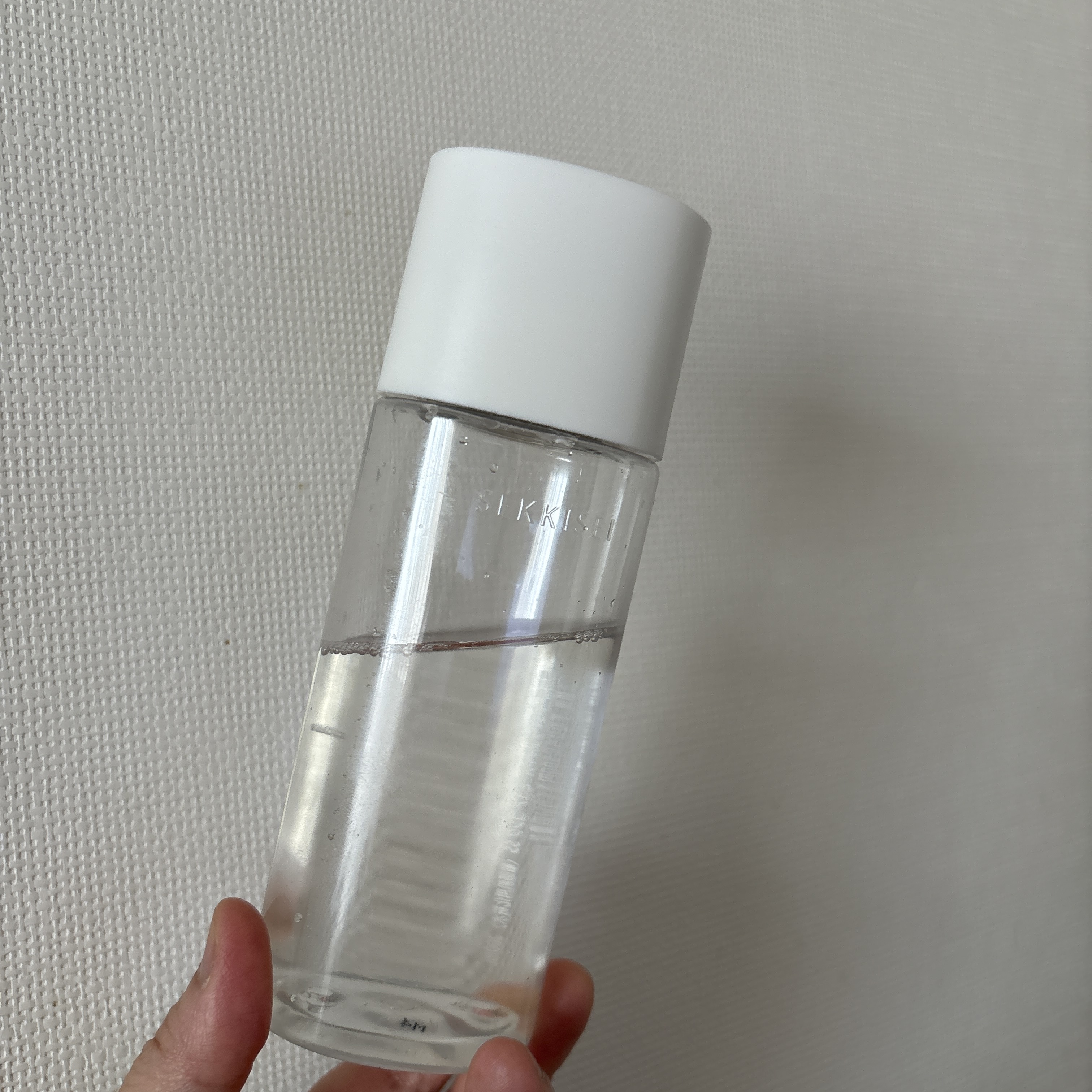  雪肌精 クリアウェルネス ピュア コンクSSを使っています。

乾燥肌で保湿が強かったりベタつくものは肌が痒くなるので苦手ですが、こちらはサラッとしたテクスチャーで肌に浸透していく感じがあり、そのあと肌がしっとりとしてきます。

寒い季節