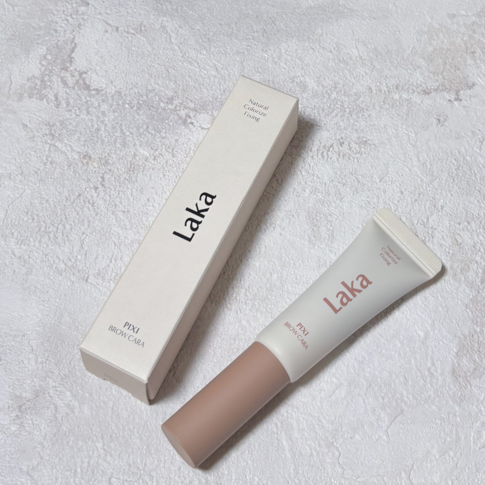 02ウッドブラウンを使ってみました✳︎

小さくて軽いブラシで、とっても塗りやすいです！

密着感がありますがベタっとせず、ムラなくふんわりとした眉に仕上がります☺︎

思ったよりもナチュラルで、こなれ感のある絶妙な色合いが気に入りました♡