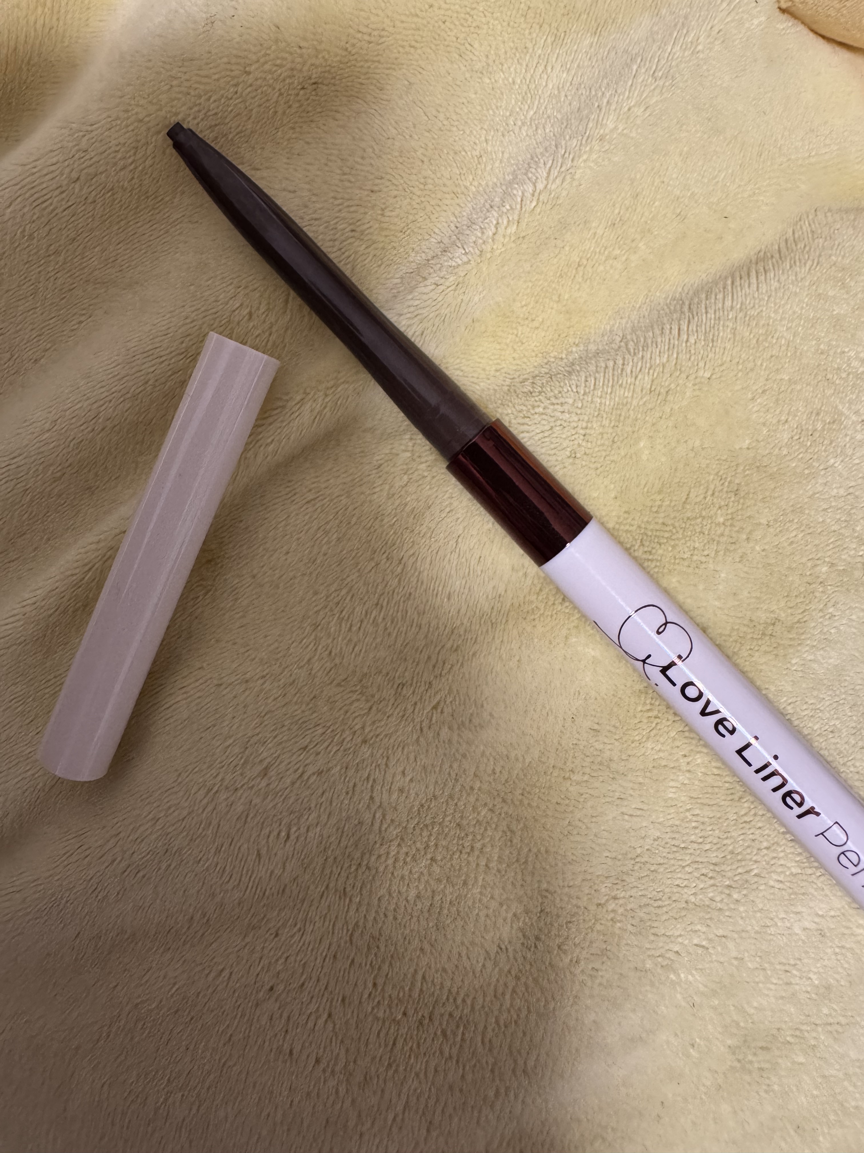 柔らかいので、折れる？って思いますが
折れにくいですー！
スルっと描けるので、
リキッドよりも滲まないので埋めたりするには良いかなって思いました。
(舞台とかにも向いてるかもですね！)
色はそのまんまの出方をします。
のりにくかったら少し薄