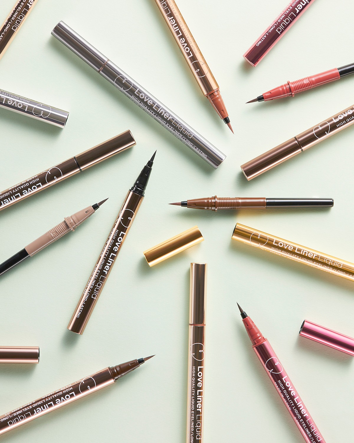 リフィルを変えて使えるエコな実力派リキッドアイライナー

筆の描きごこちの良さや、ウォータープルーフ、カラバリの豊富さでご好評いただいているリキッドアイライナーですが、使い終わってもまた利用できることをご存知でしょうか？

ラブ・ライナーの