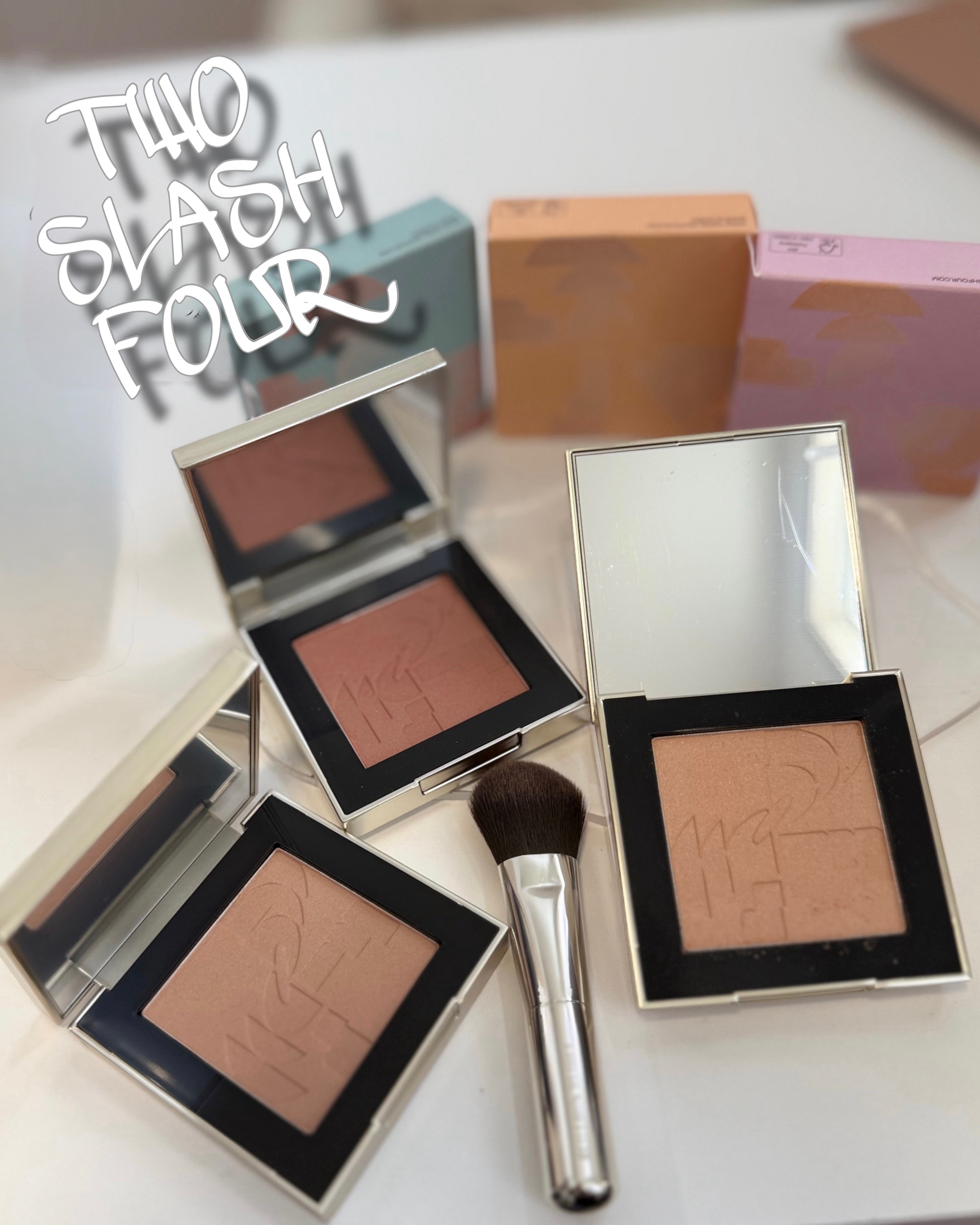 @twoslashfour_jp 
「TWO SLASH FOUR」
✨Qoo10メガデビューブランド✨

とてもシンプルで使いやすい。
かつクールな印象が強いブランドさんです。

「オールオーバーフェイスブラッシュ」3種。
印影からチーク