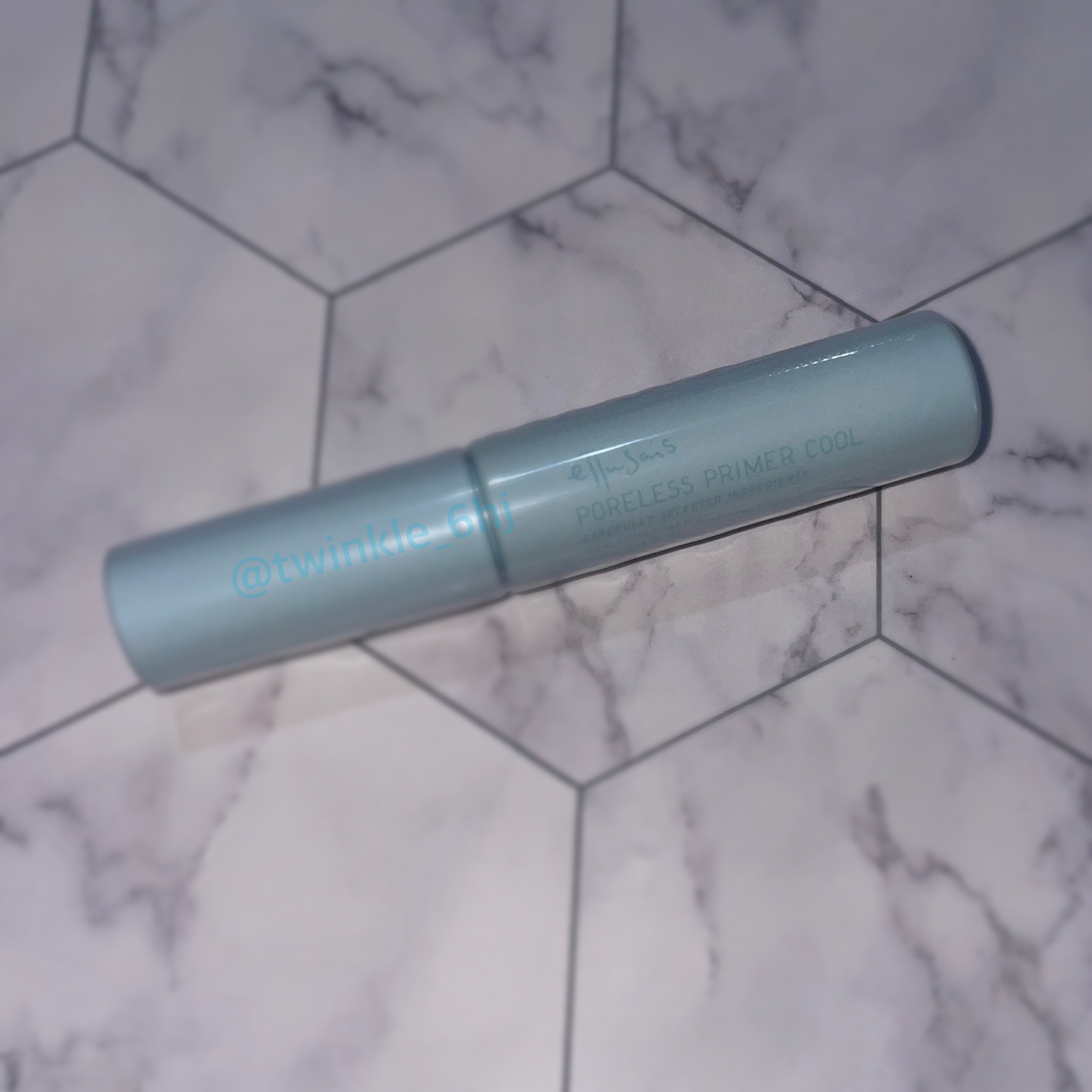  【商品】
ettusais エテュセ ポアレスプライマー クール


【商品の特徴】
数量限定ひんやりタイプ

毛穴レス＆テカリ防止化粧崩れを防ぐ部分用化粧下地


【良いところ】
アプリ加工並みに毛穴・凹凸が消えたような仕上がりに

毛