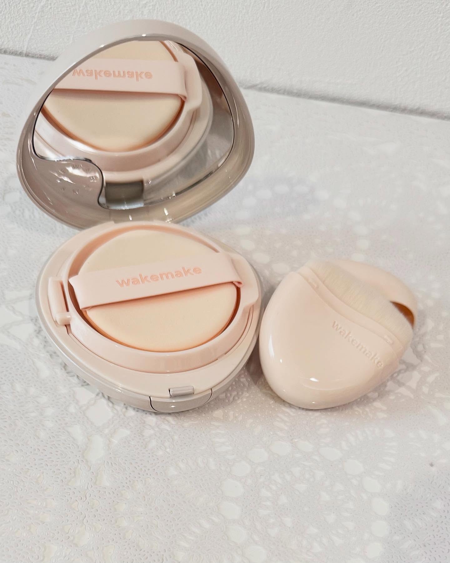 wakemake(ウェイクメイク)

🪞「ウォーターグロウコーティングバーム」
もちもちのやわらかいパフと密度が高いブラシが付いてるバームファンデ
ブラシで塗ると毛穴をカバーしやすい！ 
とろけるようなテクスチャーでツヤ肌に仕上がるよ♡
