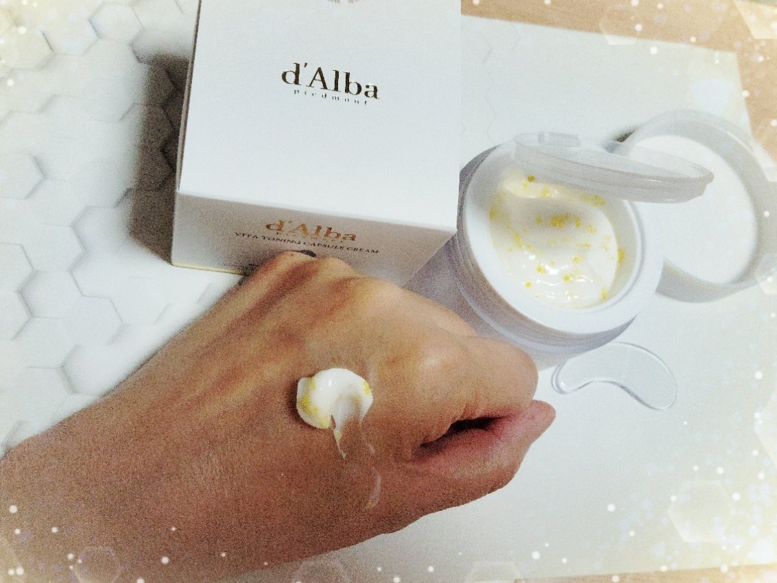 ダルバVTCクリーム
使ってみました💛
特許を取得済みの無膜カプセルで残り感ないです。香りも柑橘系の香りで好きです💛

異物感なく素早く浸透して しっかりとしたツヤ肌。仕上がり感はモチモチ。
透明感のある肌を目指します(ง •̀_•́)