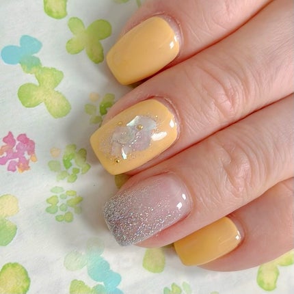 ♡𝙗𝙚𝙠𝙞♡フォロバ100%♡ on LIPS 「💛🩶この黄色感、5本とも塗るのも可愛いみたい♡シルバーのラメグ..」(2枚目)