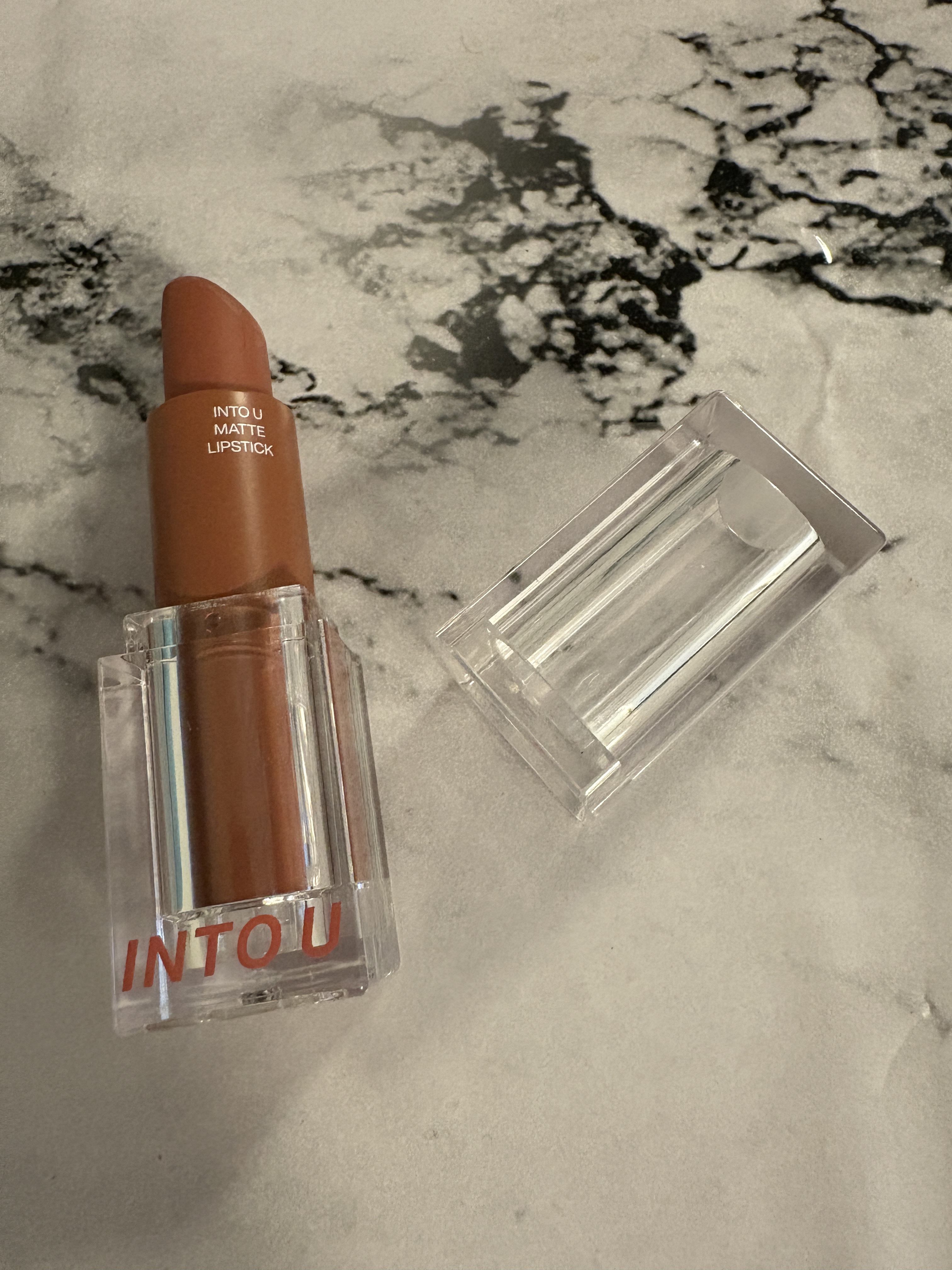 フェザーマットリップスティック/INTO U/口紅を使ったクチコミ（1枚目）