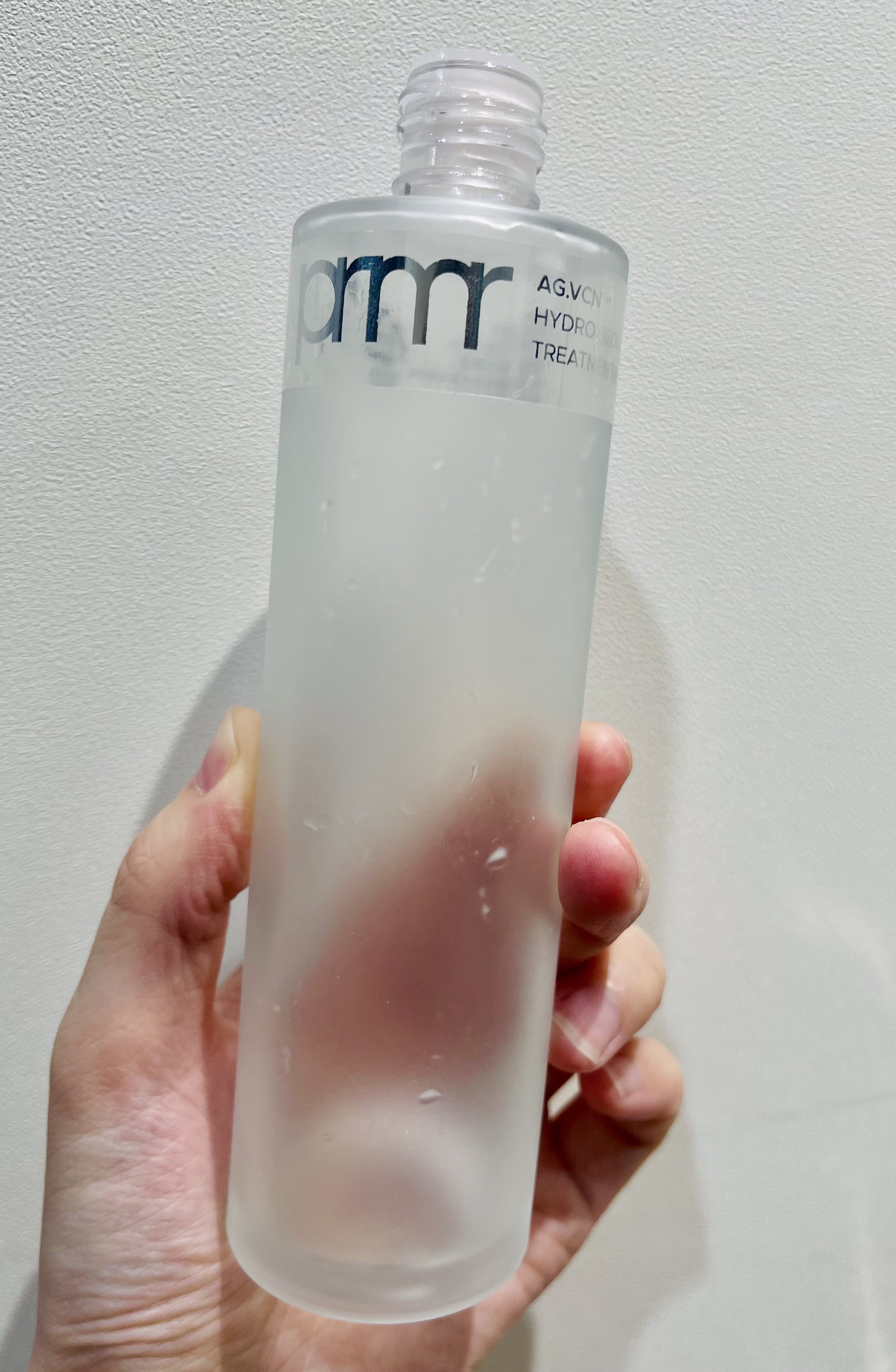 使い切り
primera
ハイドロ グロウ トリートメント エッセンス

振って使う二層タイプ
保湿力強め
ベタベタはしない
夏のボディローション代わりに使っても良さそう

