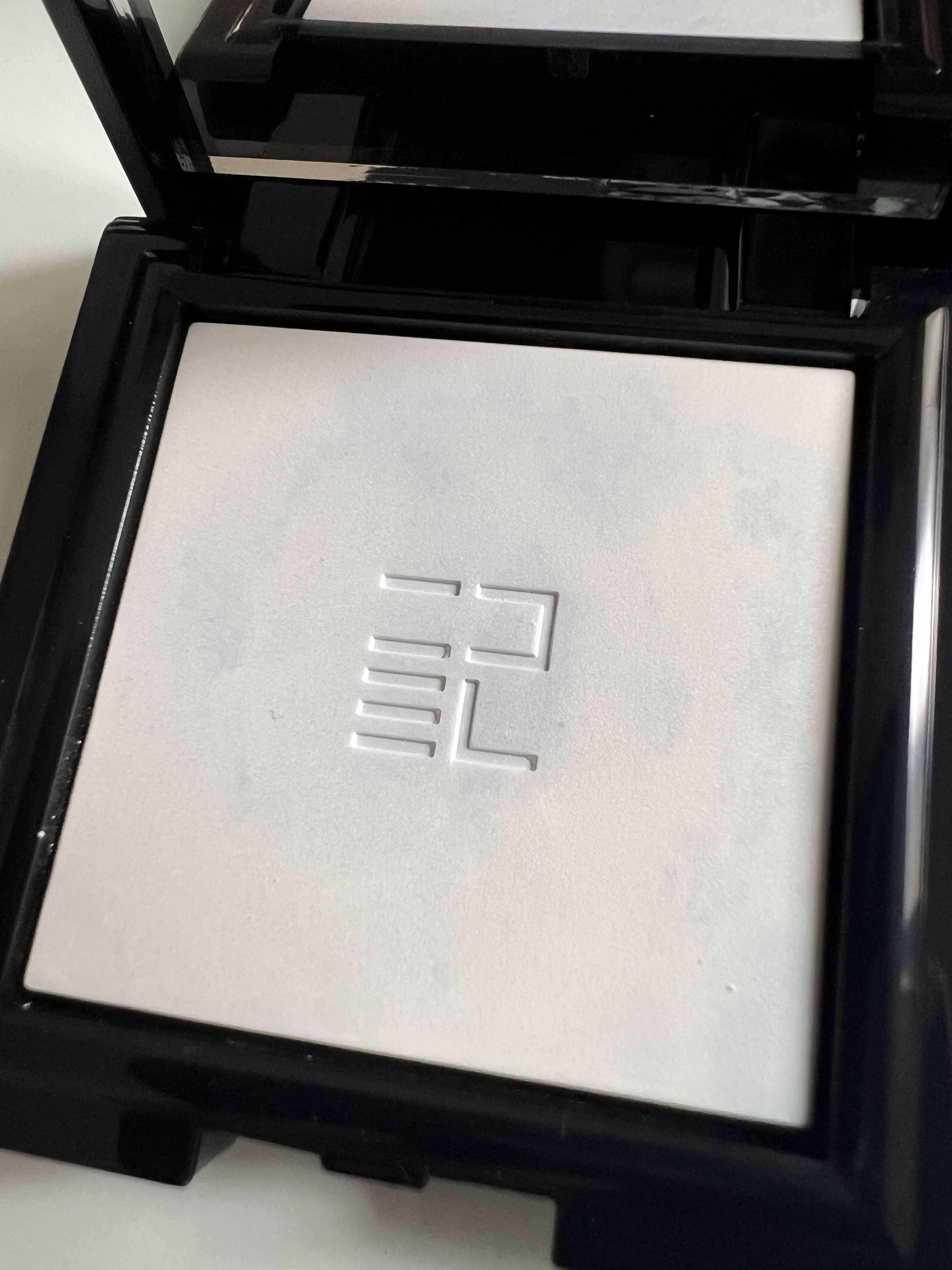 トランスルーシェント ブルーリング セッティング パウダー/PERFECT DIARY/プレストパウダーを使ったクチコミ（2枚目）