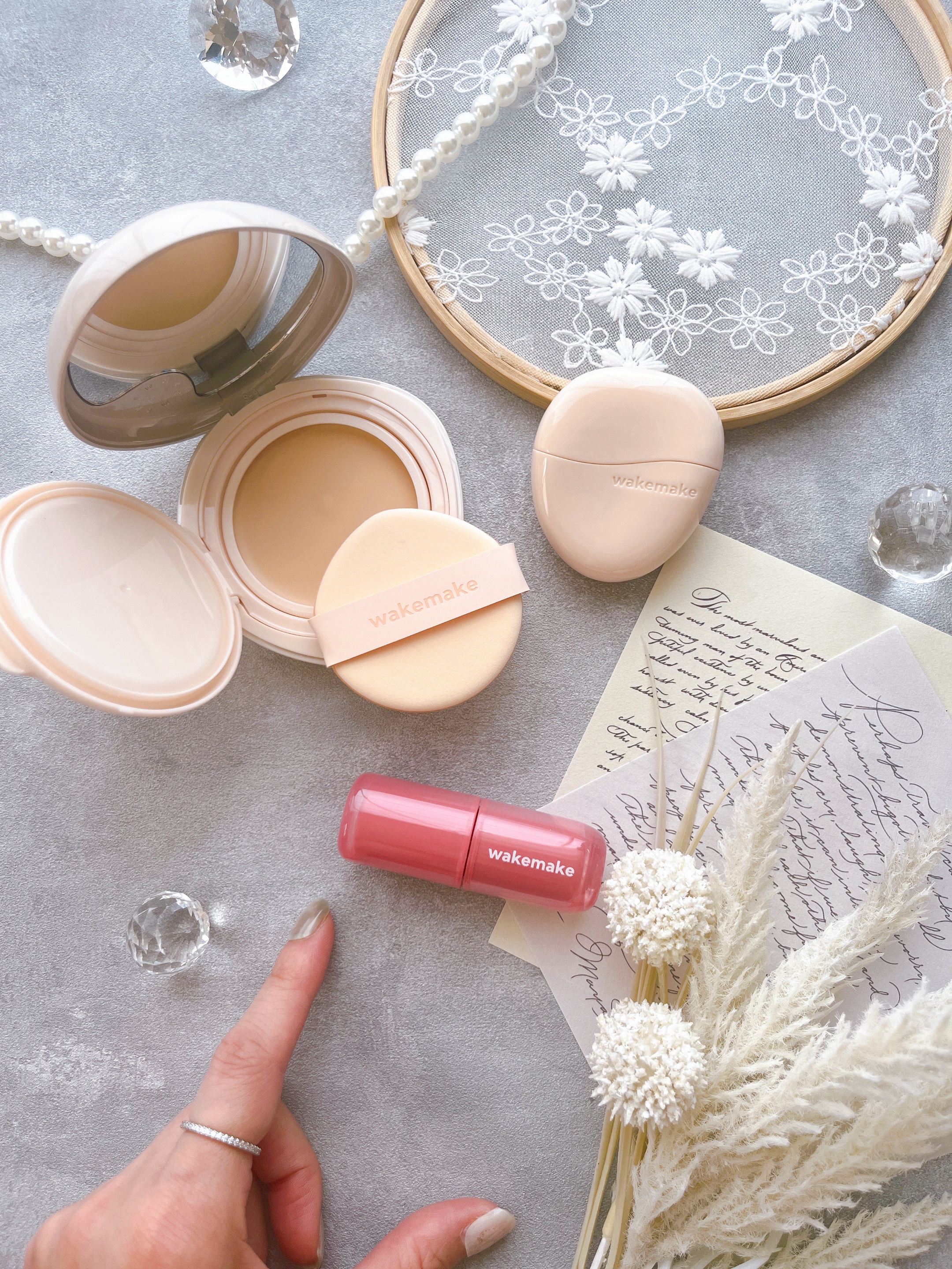 うるつや〜♡
⁡
WAKEMAKEの2アイテムを
頂きました♪
⁡
1つは
ウォーターグロウコーティングバーム
02 バニラアイボリー
⁡
ブラシで伸ばしてパフで密着させる
バームファンデ
⁡
バームってベタつくイメージだけど
しっとりはす