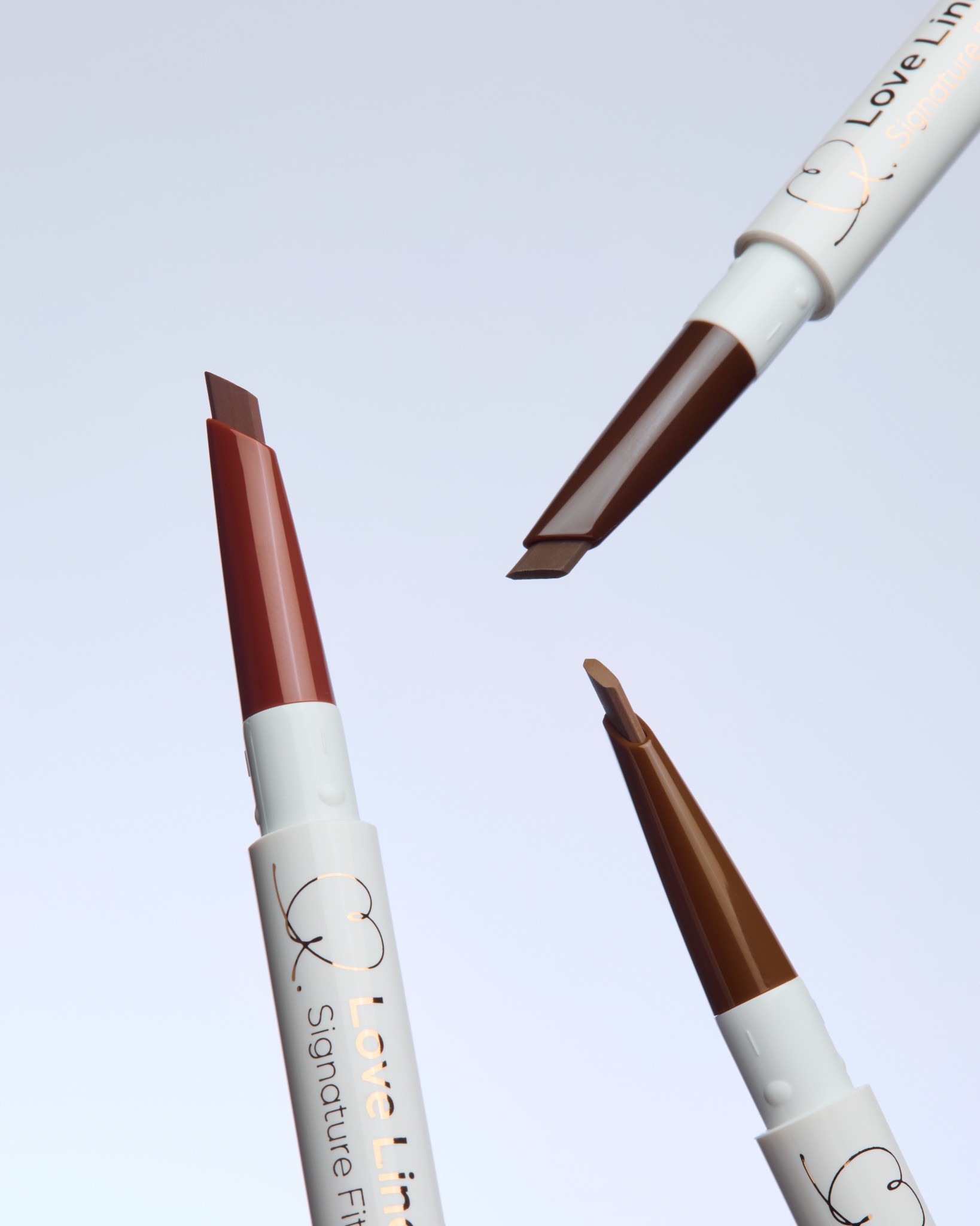 長時間のお出かけでも落ちにくい！#アイブロウペンシル

朝にしっかりとメイクしたはずなのに、
メイク直しで鏡を見てみると描いたはずのアイブロウが落ちてしまっていた…
という経験はありませんか？

ラブ・ライナーのアイブロウペンシルは、
汗・