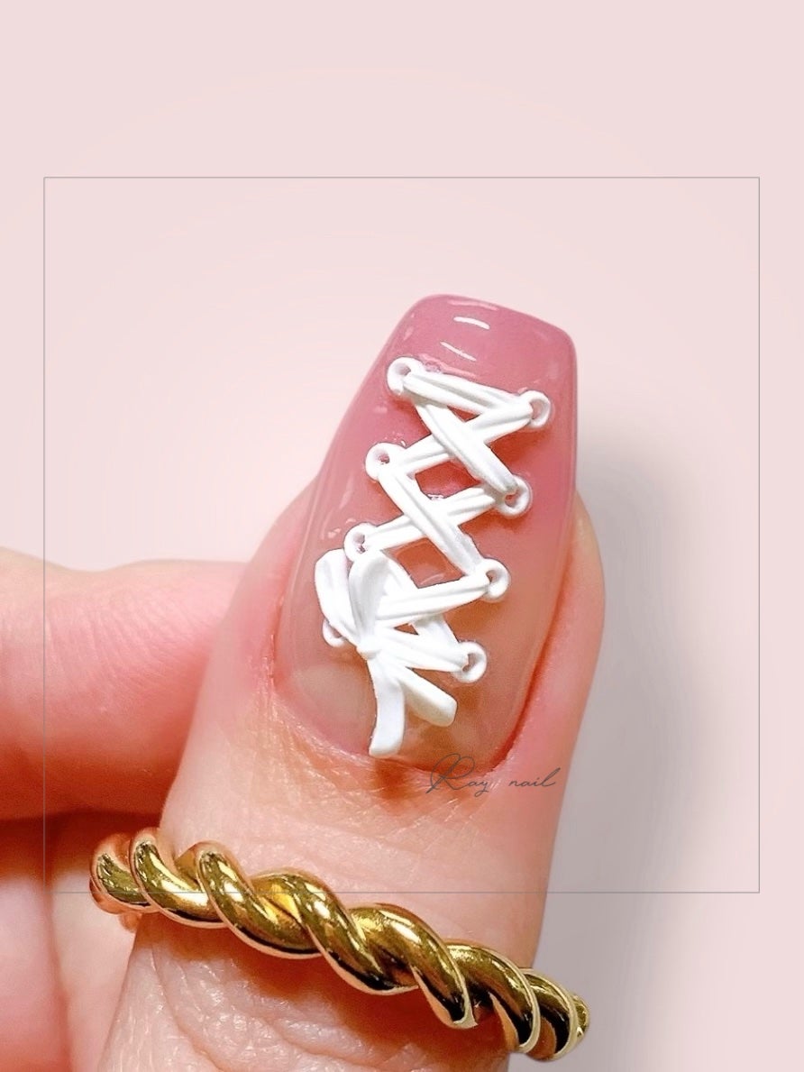 mizuki꙳ネイリスト on LIPS 「モールドで簡単💓レースアップリボンネイル🎀やり方はこちら👇ht..」(2枚目)