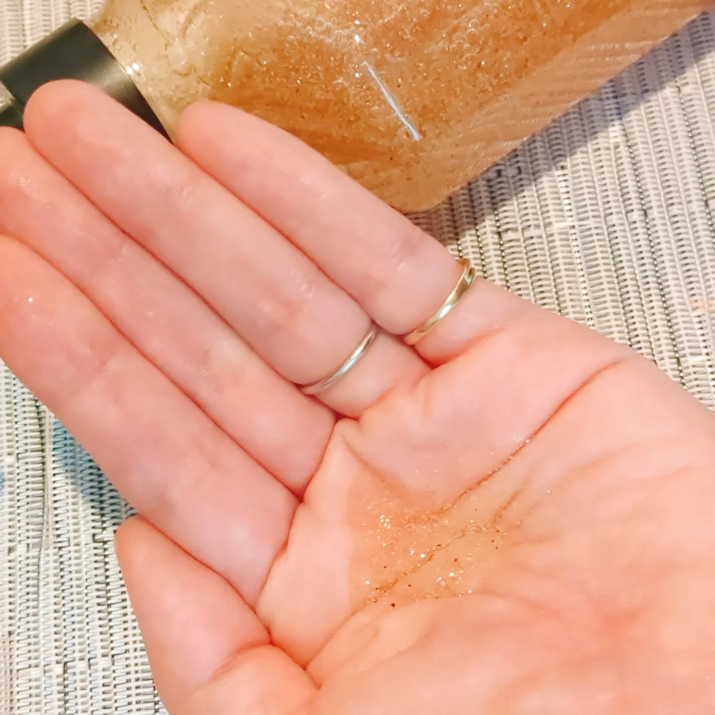 スクラブボディウォッシュ コージーファイヤー シダーウッド/LUV SCENT/ボディスクラブを使ったクチコミ（2枚目）