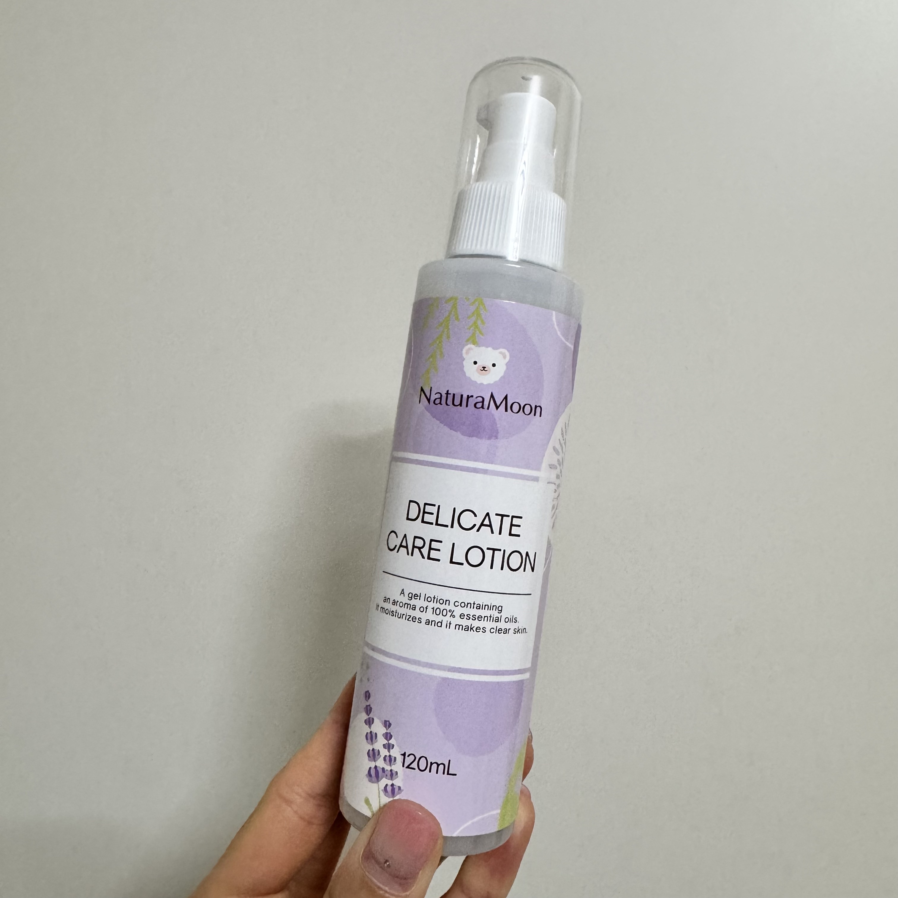 Natura Moon Natura Moon デリケートケアローション 2000円しないくらい！

Biopleで購入しました！
脱毛後やシェービング後に使いたくて購入しました！とろっとしたローションですがすぐに馴染みます。レモン風のすっ