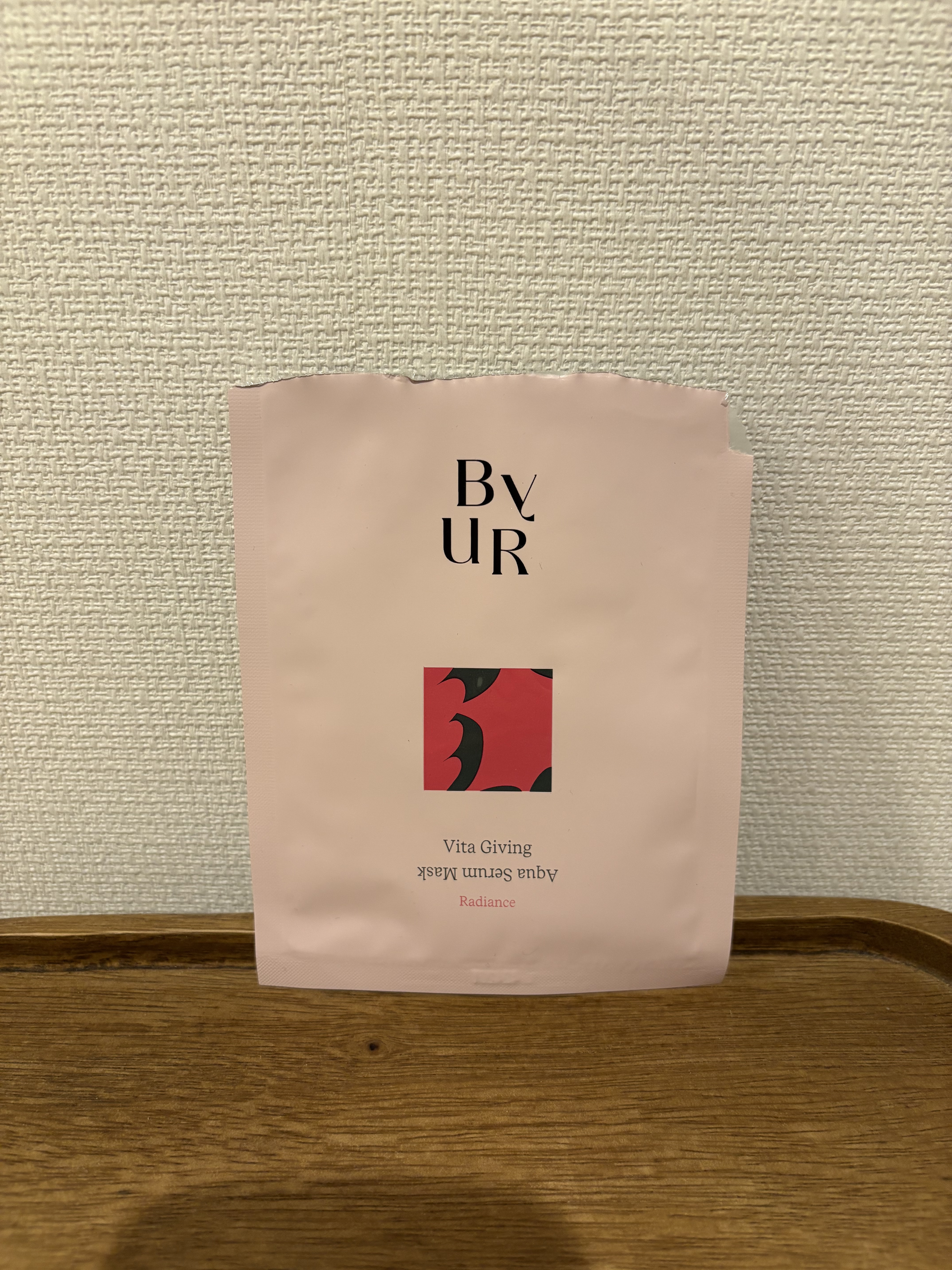 ByUR
ビタギビング アクアセラムマスク

以前こちらのパックの別シリーズを2種使用した時にも思ったのですが、やはりシートが上手く顔に付かずズルズルと落ちてきてしまいます。いつのまにかぴったりつけたはずのパックが口まで落ちてきて液が口や目