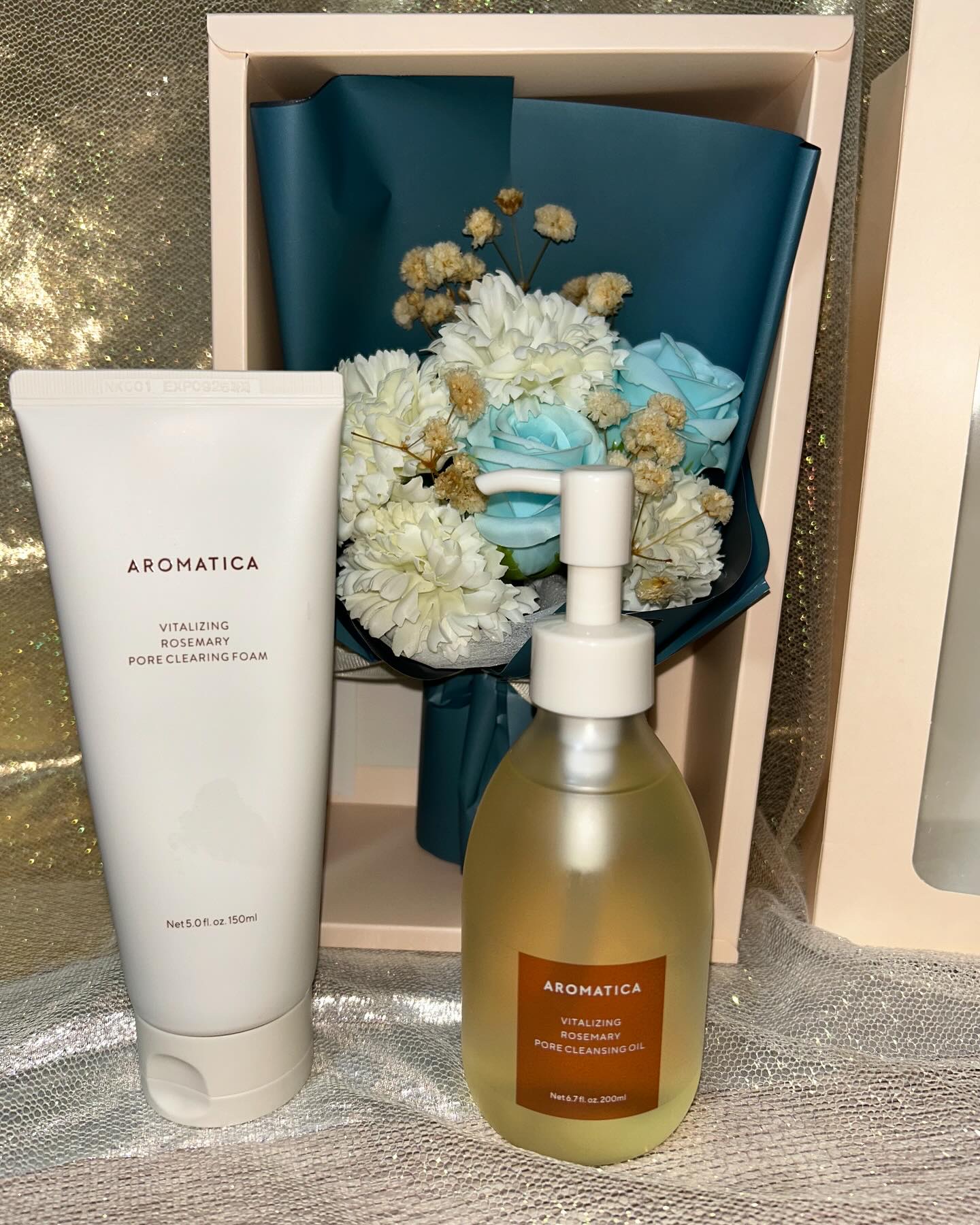【クレンジングフォーム＆オイル】

AROMATICA(アロマティカ)
写真左：バイタライジングローズマリー
ポアクレンジングフォーム
150ml

写真右：ローズマリー クレンジングオイル
200ml

植物の幹＆根＆花から抽出した
植物