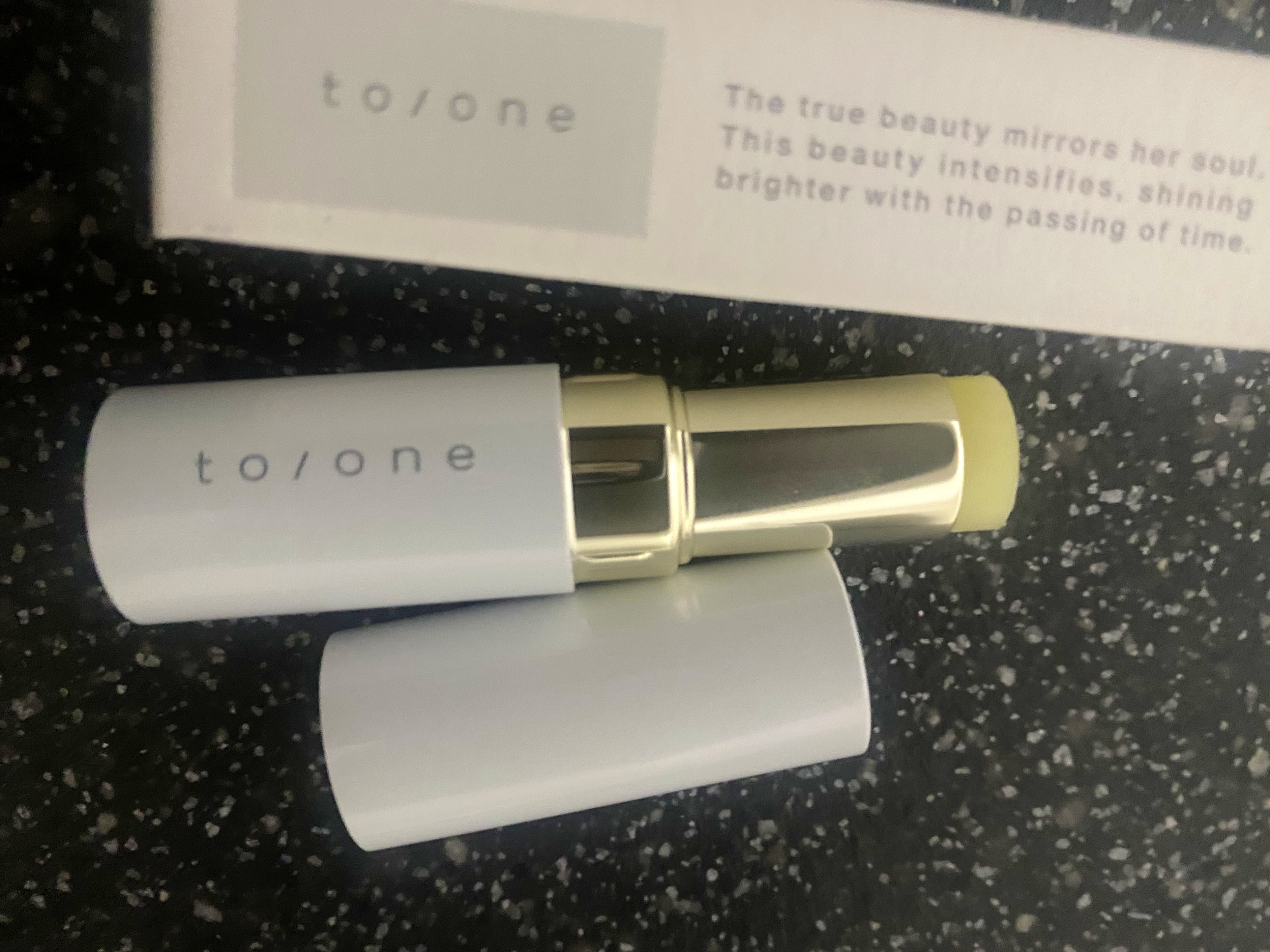 to/one トーン ブライトニング リップバーム UVのクチコミ「#toone
#トーンブライトニングリップバームUV
#トーン
#リップケア
#UVケア ..」（1枚目）