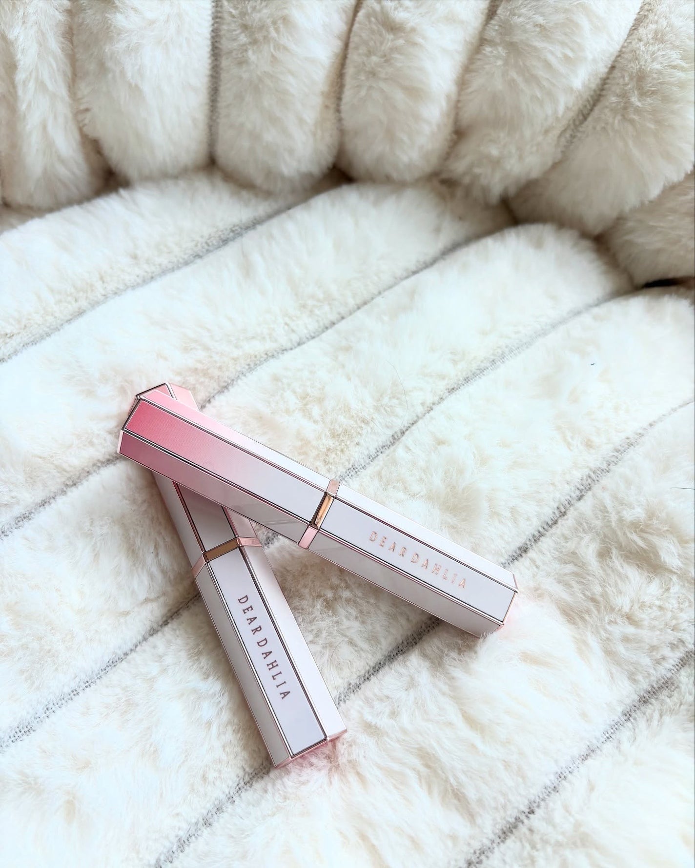 さとな on LIPS 「ツヤツヤ発色‼️DEARDAHLIAの新商品リップアルーアグロ..」(2枚目)