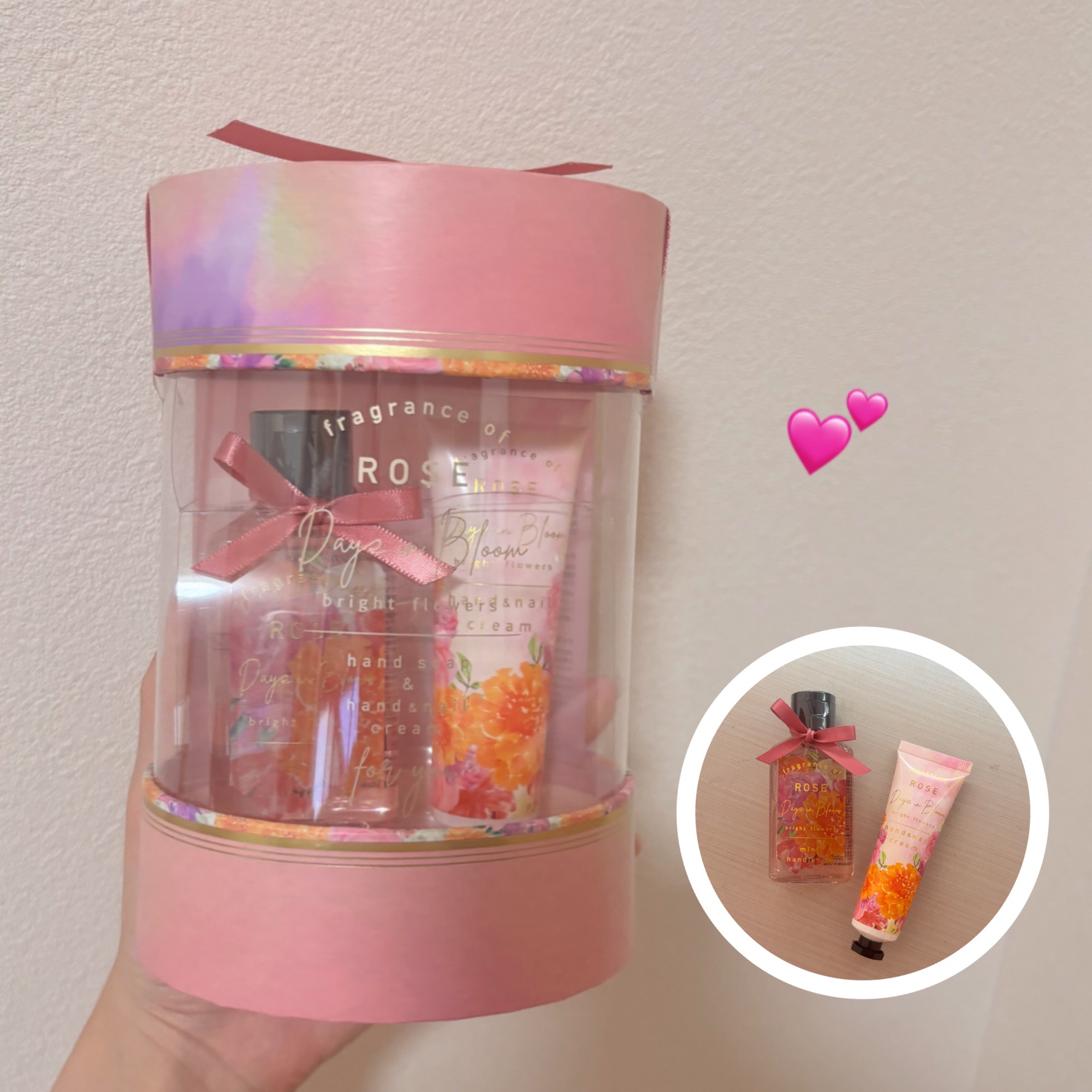 🏷 ︴デイズインブルーム 

BF ハンドケアギフト［ローズ］


ローズの香りでハンドケア🌹

パケかわいい(ᐡ｡• · •｡ᐡ)♡



セット内容：ハンド＆ネイルクリーム、ミニハンドソープ 

デイズインブルームBF ハンド＆ネイ