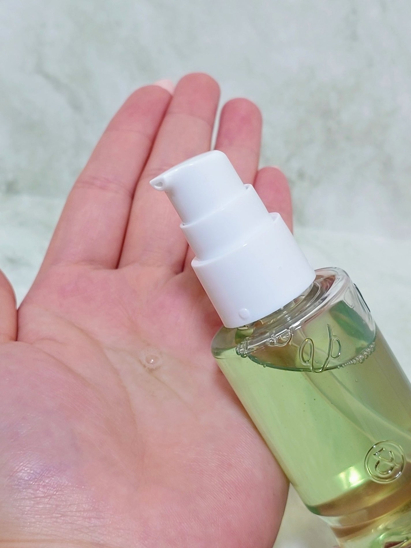 ぴこ@フォロバ100 on LIPS 「G3ナイアシンセラム🌿透き通るような見た目と、ほんのりマスカッ..」(2枚目)