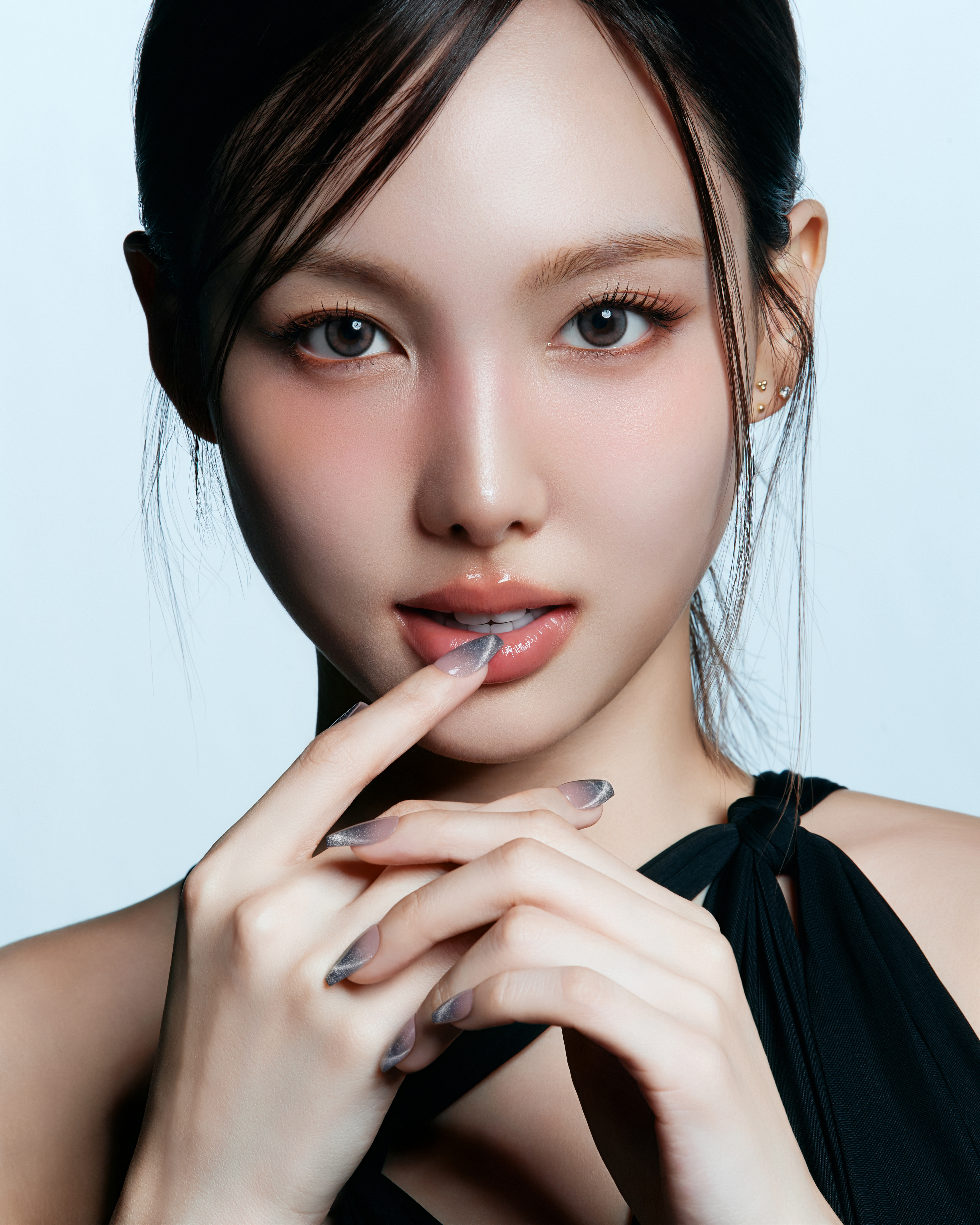 ✧✧ NAIL LOOK  with TWICE NAYEON ✧✧

洗練されたスタイリングと魅力的な表情が光る、
ナヨンさんのネイルルックをご紹介✨

着用アイテム：『BELOW CLOUD』
価格：1,958円（税込）
内容量：全16