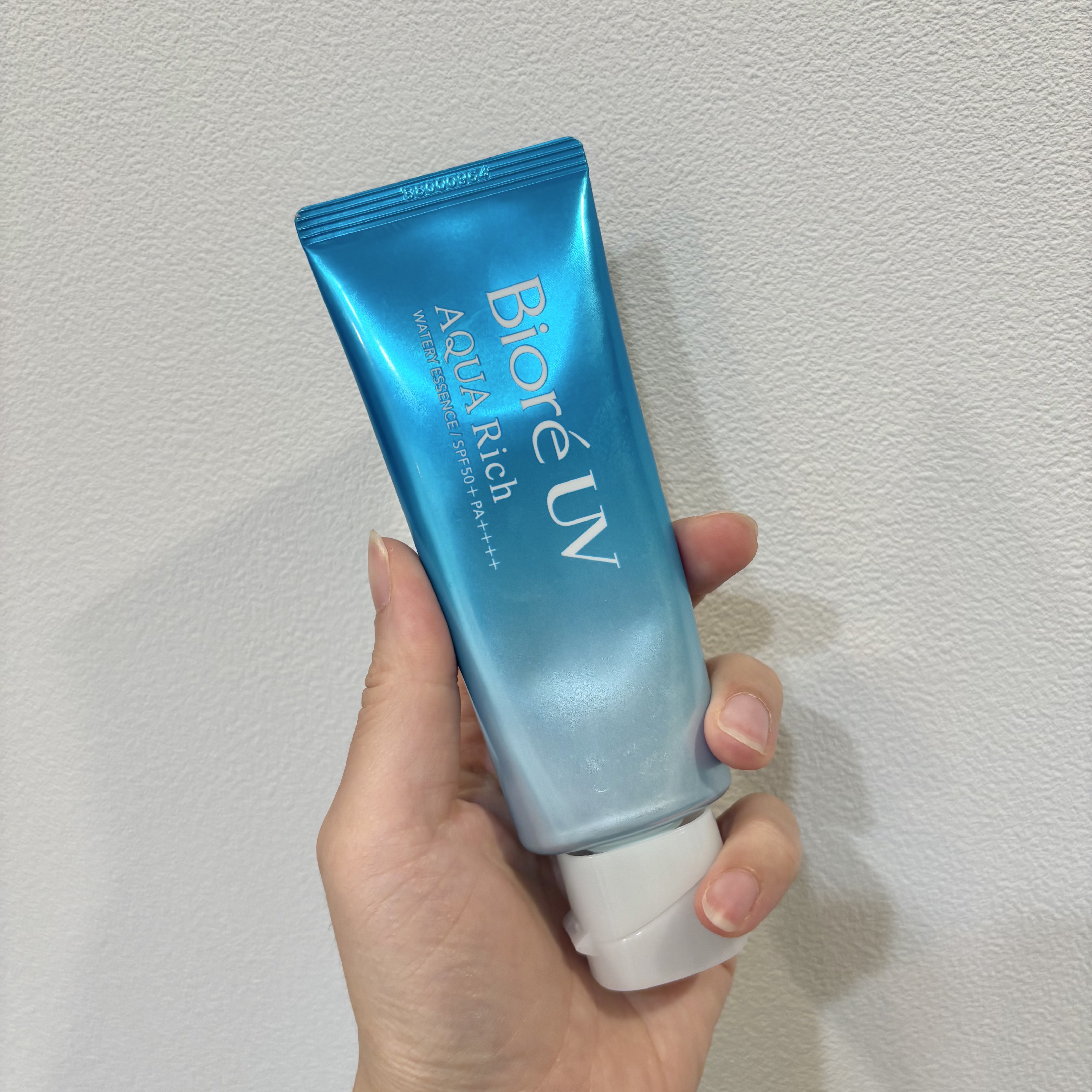 ビオレ
ビオレUV アクアリッチ ウォータリーエッセンス

みずみずしくてべたつきにくく
伸びが良いからしっかり塗れる！

せっけん落ちも嬉しいポイント！

1000円以下で買えるし、
とりあえず迷ったらコレ◎

#ビオレUV 
#紫外線対