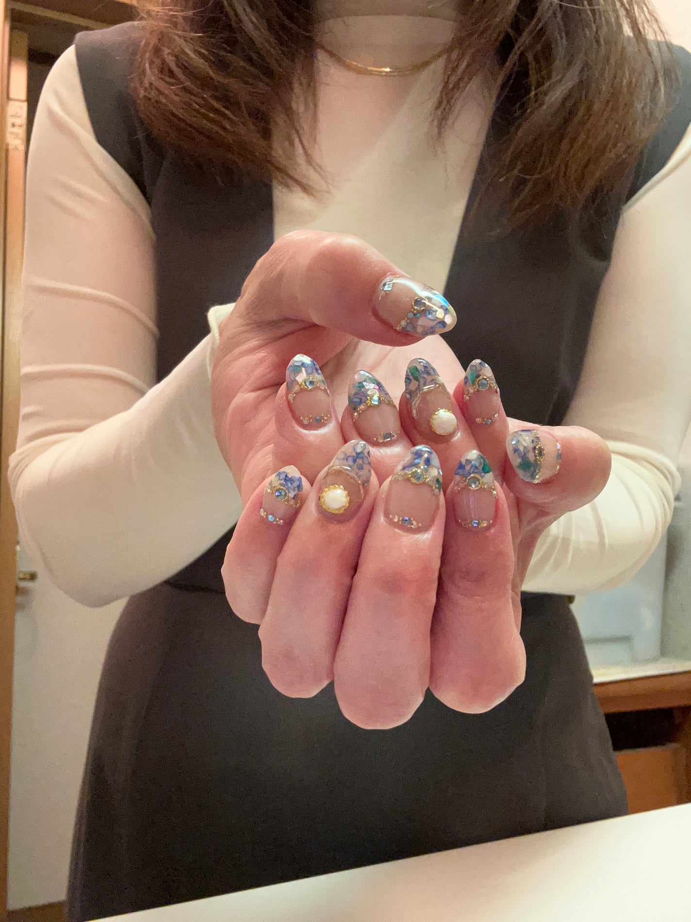 まゆ on LIPS 「キラキラ✨💅めちゃくちゃ可愛く仕上げて貰いました🩷ストーンが、..」(1枚目)