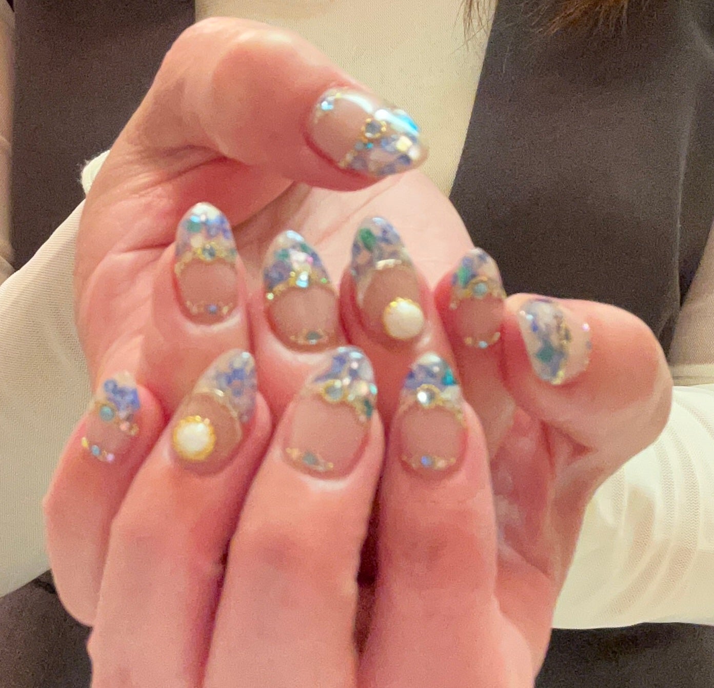 まゆ on LIPS 「キラキラ✨💅めちゃくちゃ可愛く仕上げて貰いました🩷ストーンが、..」(2枚目)