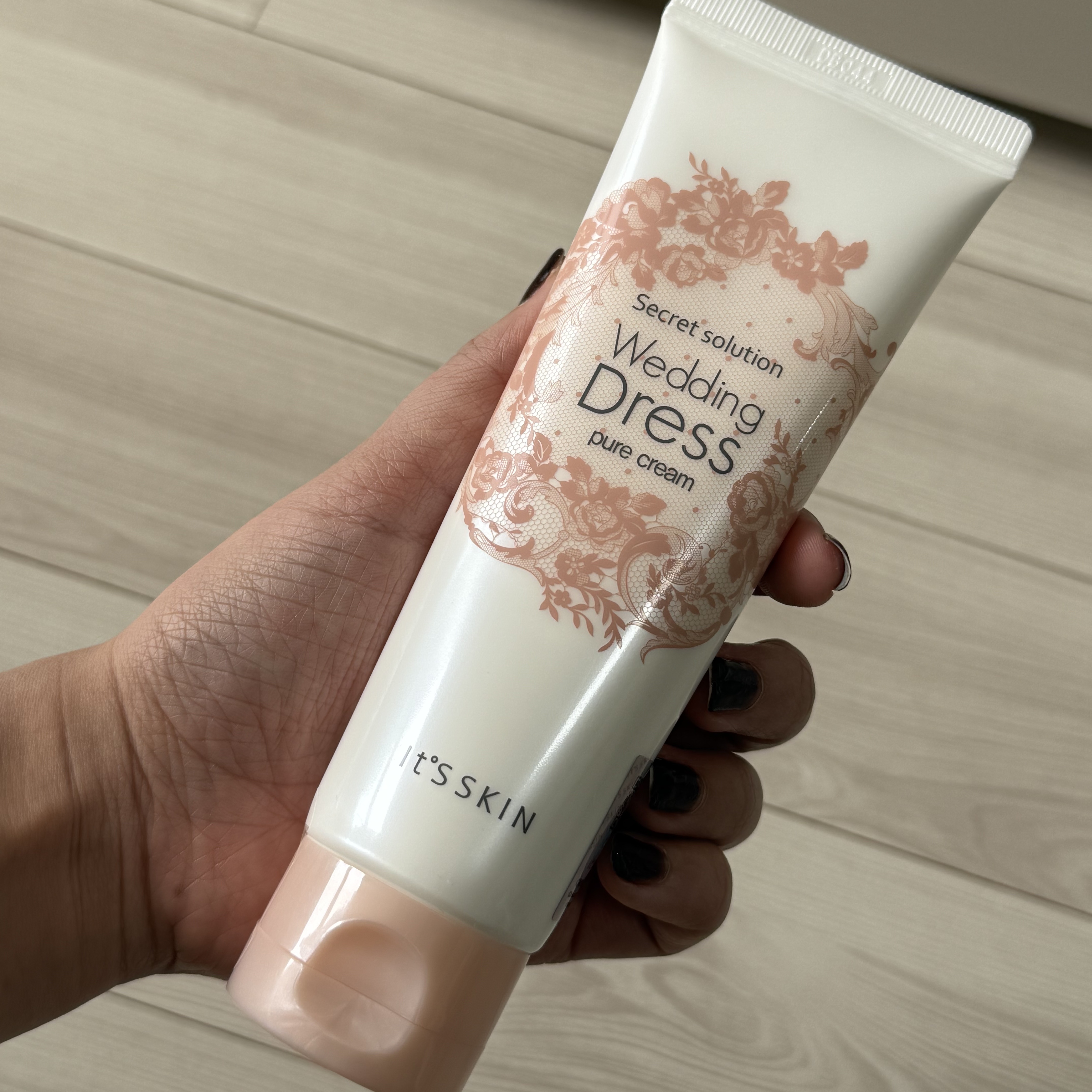 まるで生まれつきトーンが明るい肌みたいに、
塗った瞬間パッと透明感が出るのが嬉しい！❤️

首元や腕にも使えるから、
顔と色の差が出にくいのも助かります◎

白浮きしない自然な仕上がりで、
ファンデなしでも「今日肌きれいだね」って言われた日