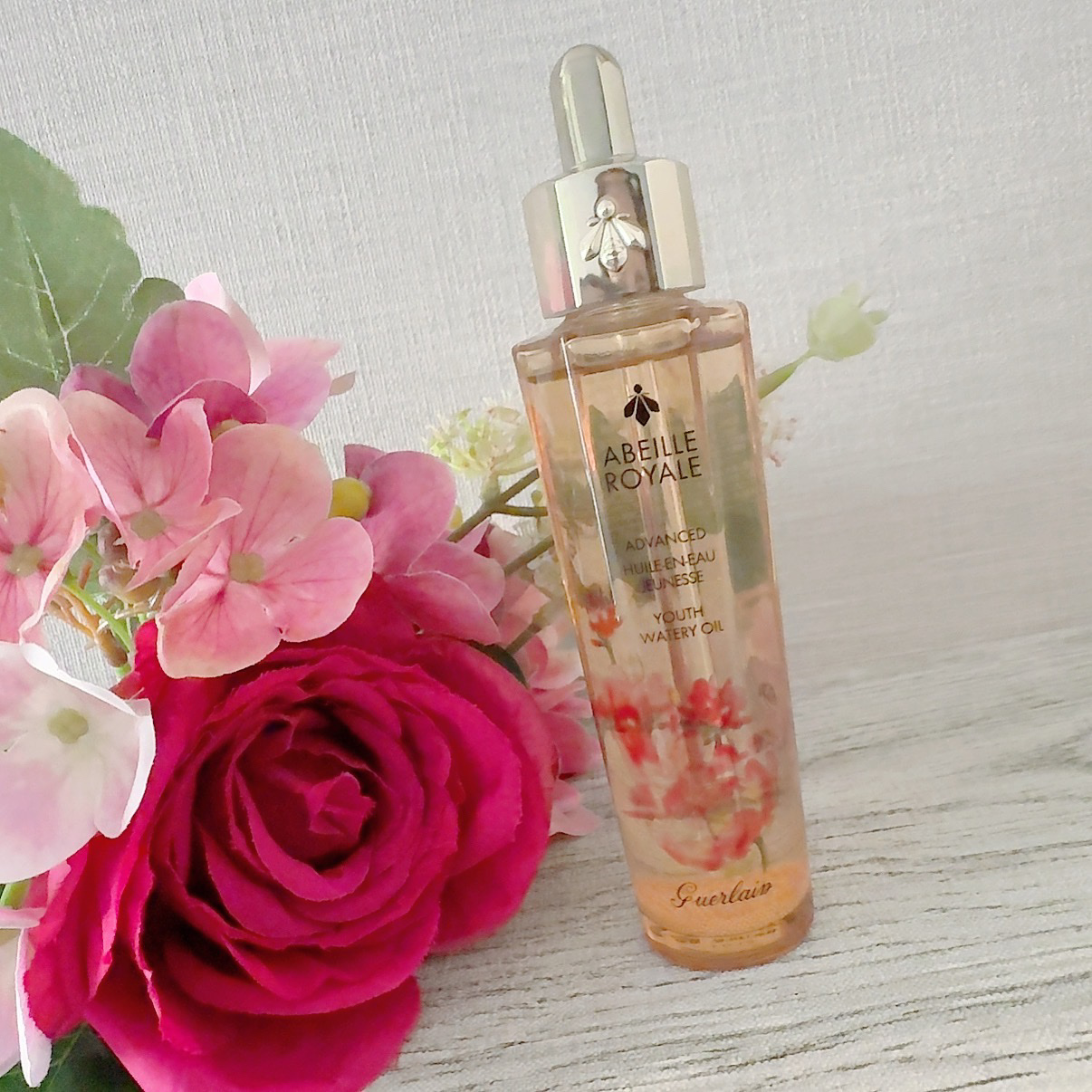 いただきもので大事にしまっていたけどさすがに使わないとと思いようやく開けた😂
もうリニューアル発売してるのにね、、w

肌にのばすと同時にローヤルゼリー配合のカプセルが弾けてなじんでいき、とてもしっとりと感じます。

オイルなのにサラッと